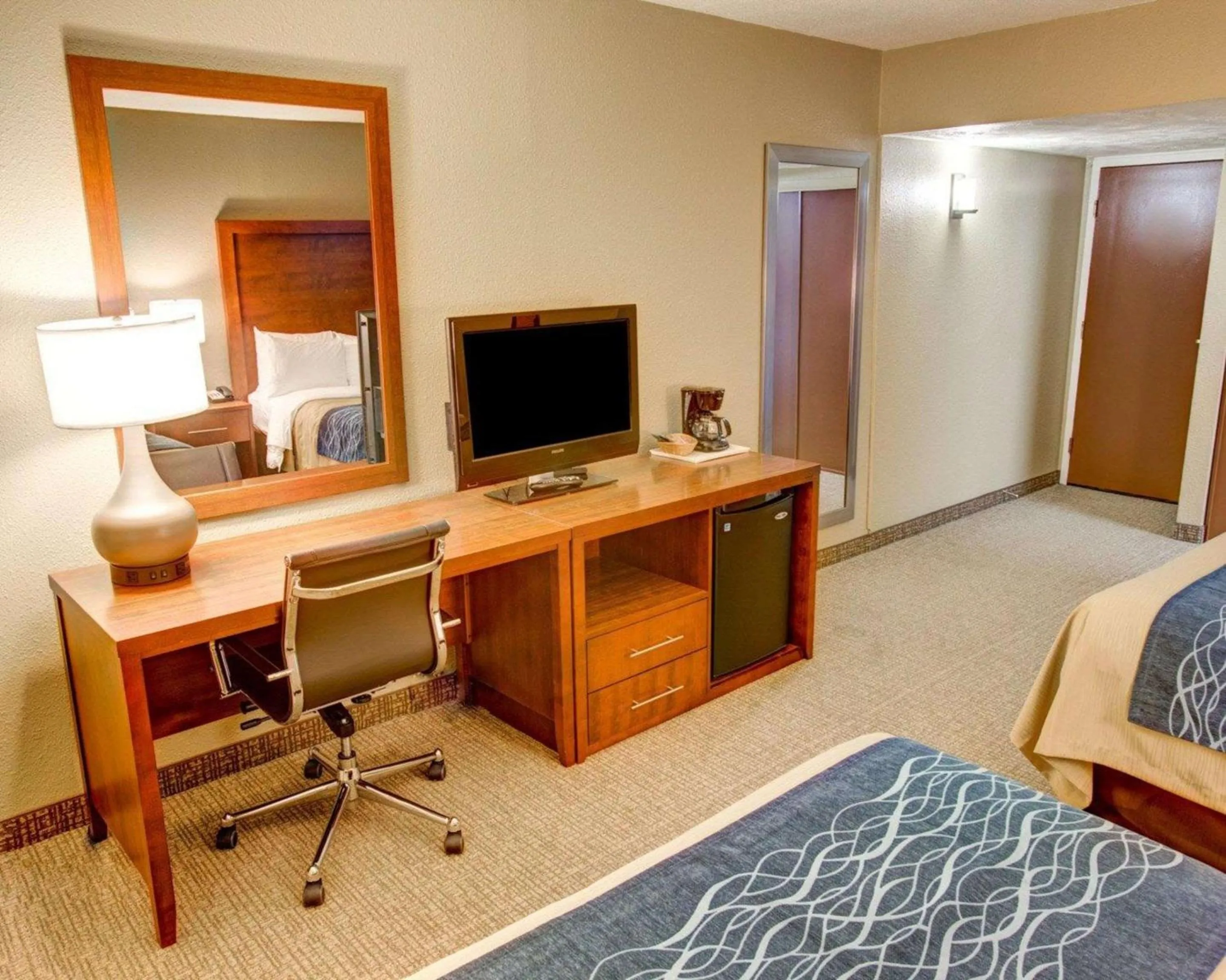 Photo of the whole room, Bed in Comfort Inn Conference Center Pittsburgh Penn Hills