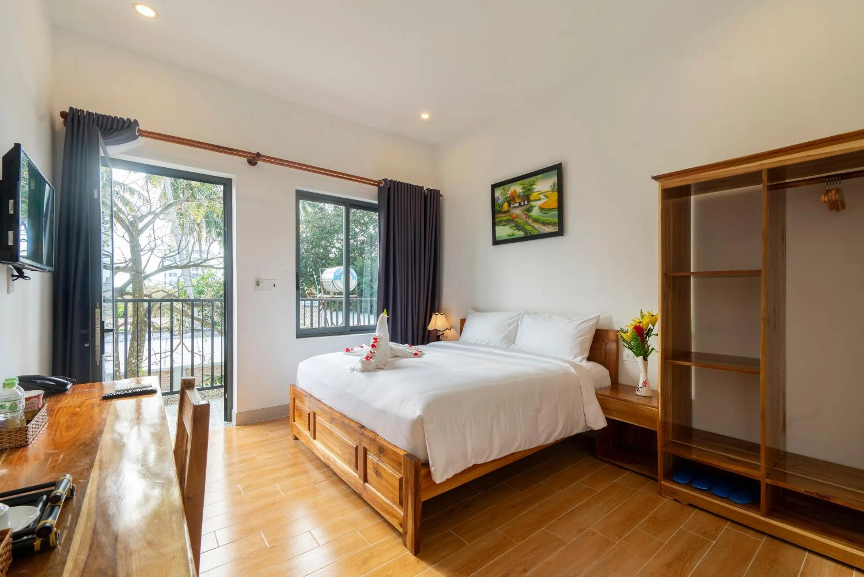 Photo of the whole room, Bed in Aurora House