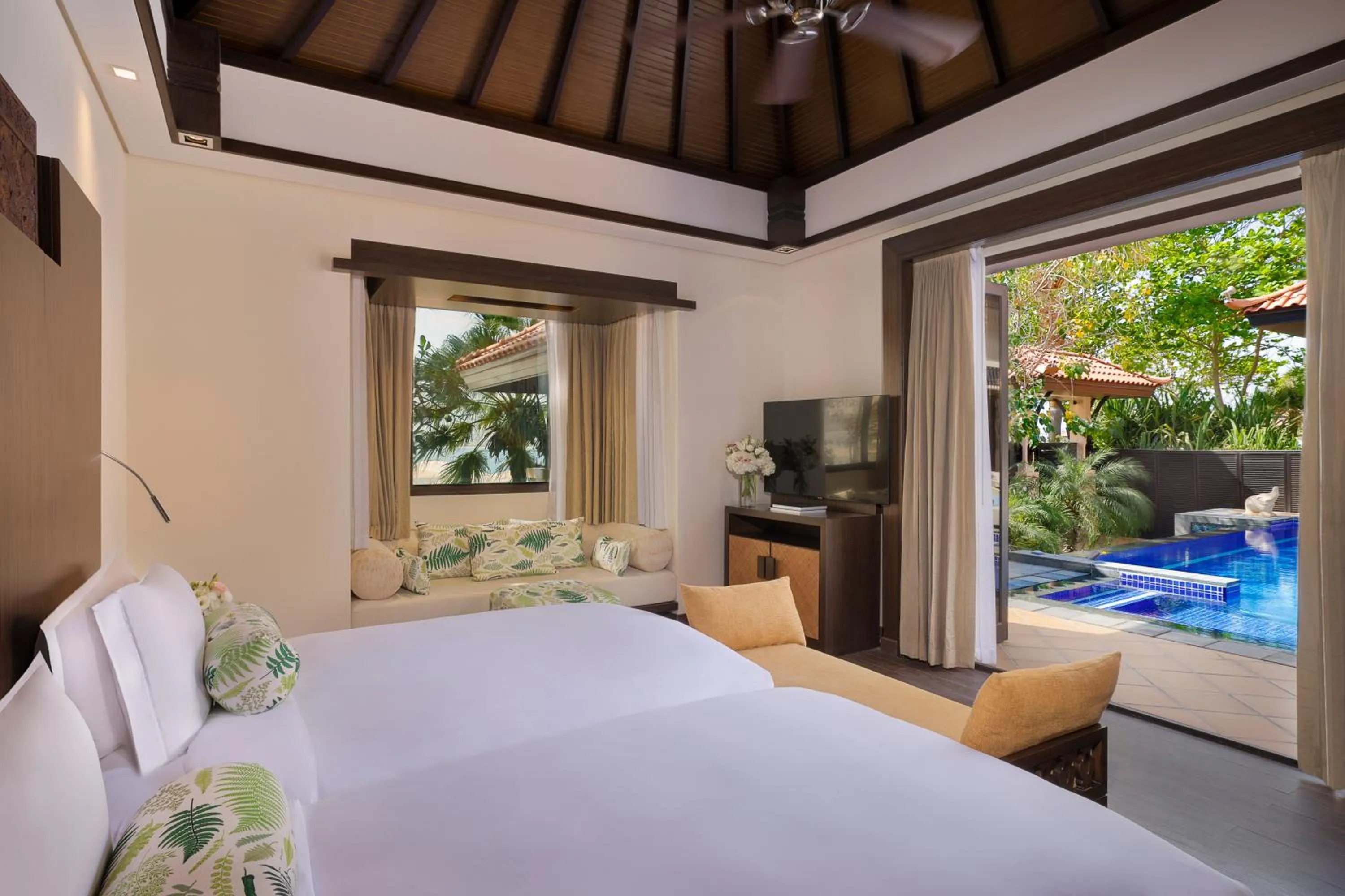 Bedroom, Bed in Anantara The Palm Dubai Resort