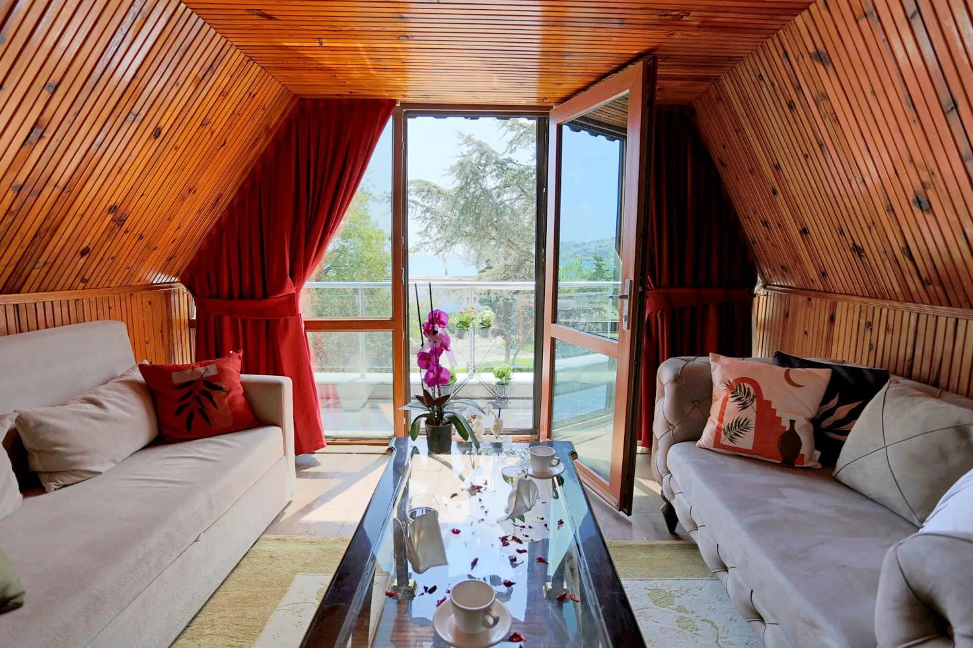 Seating area in Turkuaz Hotel