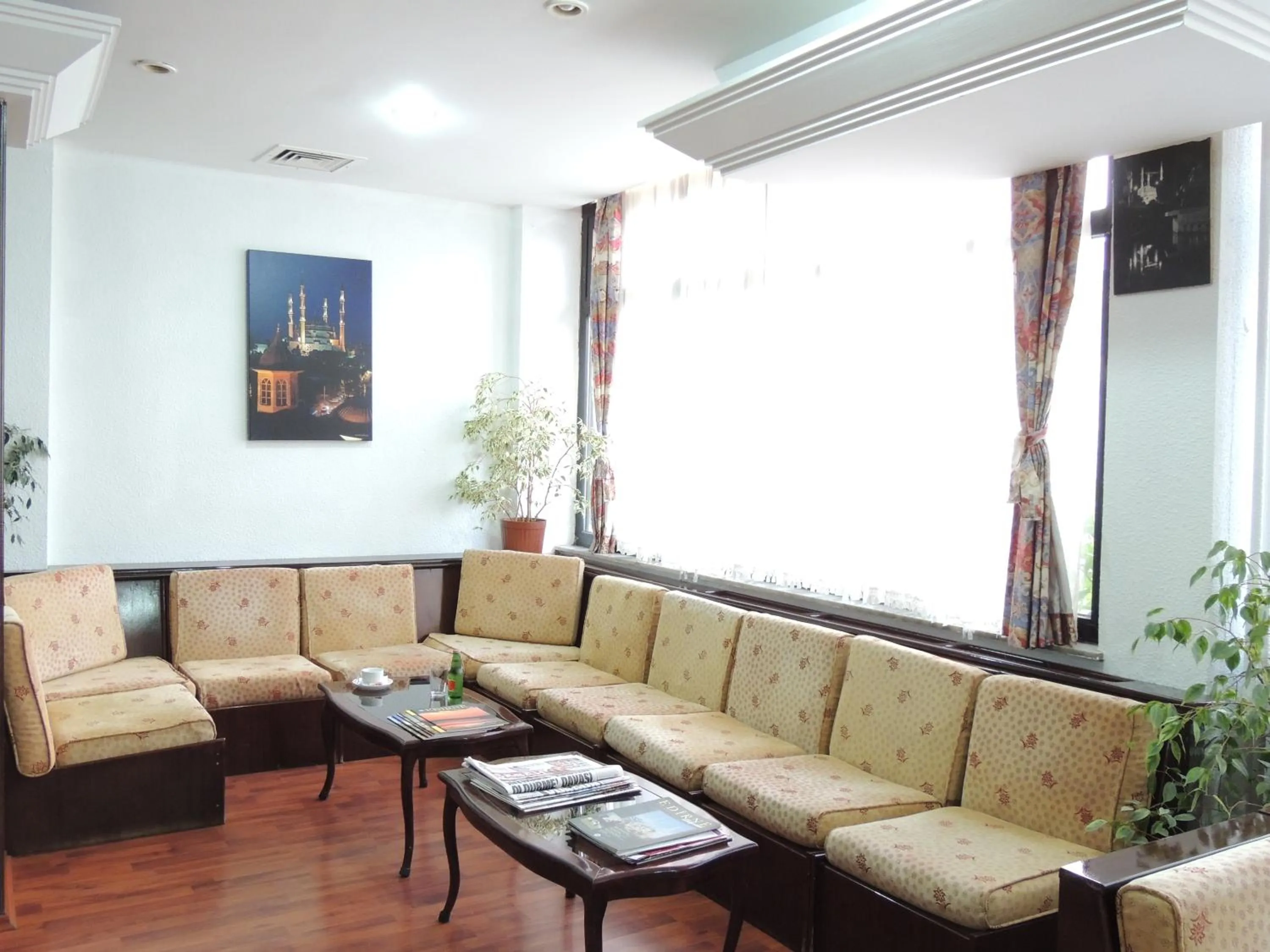 Communal lounge/ TV room in Saban Acikgoz Hotel