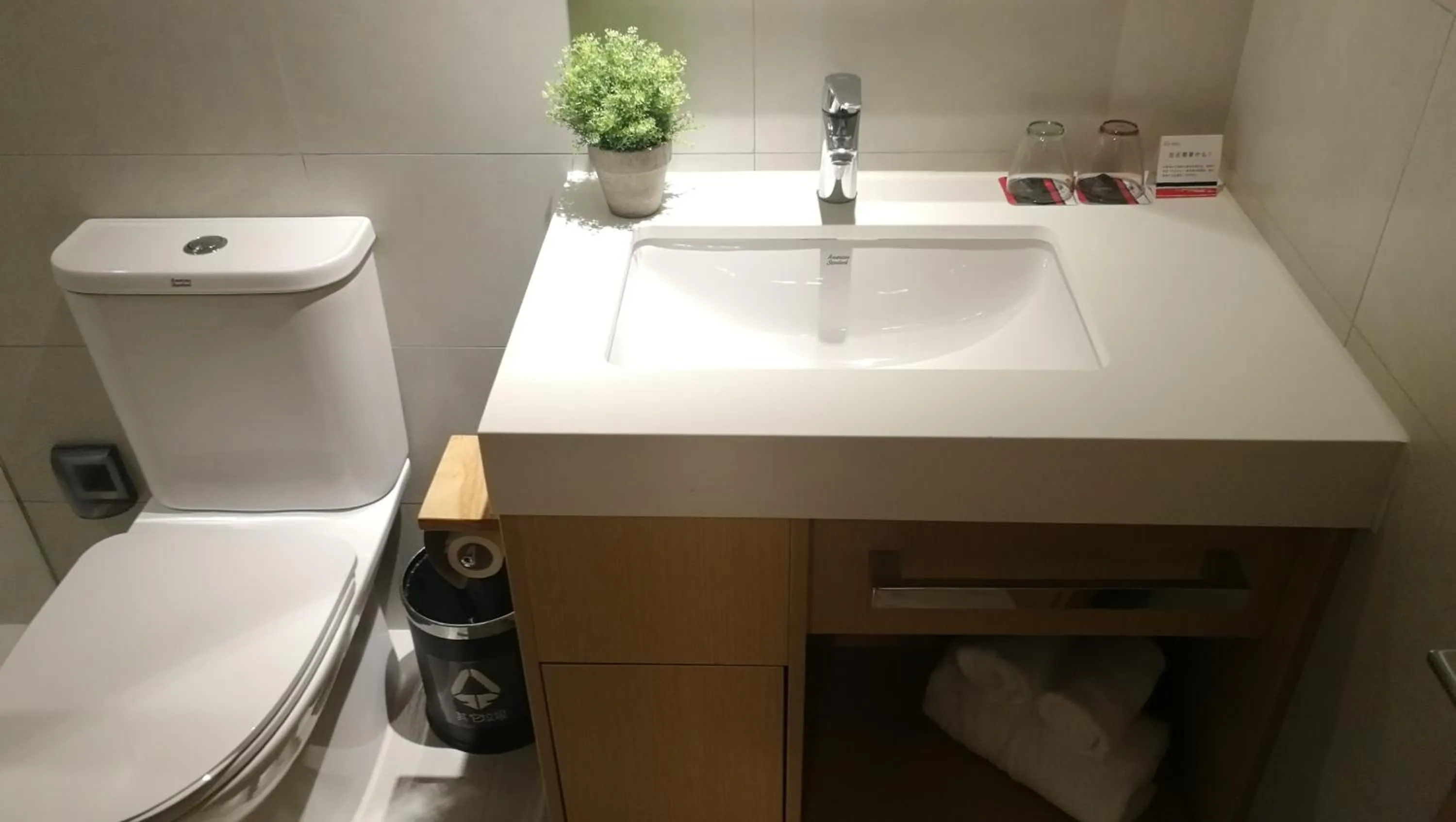 Bathroom in LN Residence Changdi New Aiqun Building