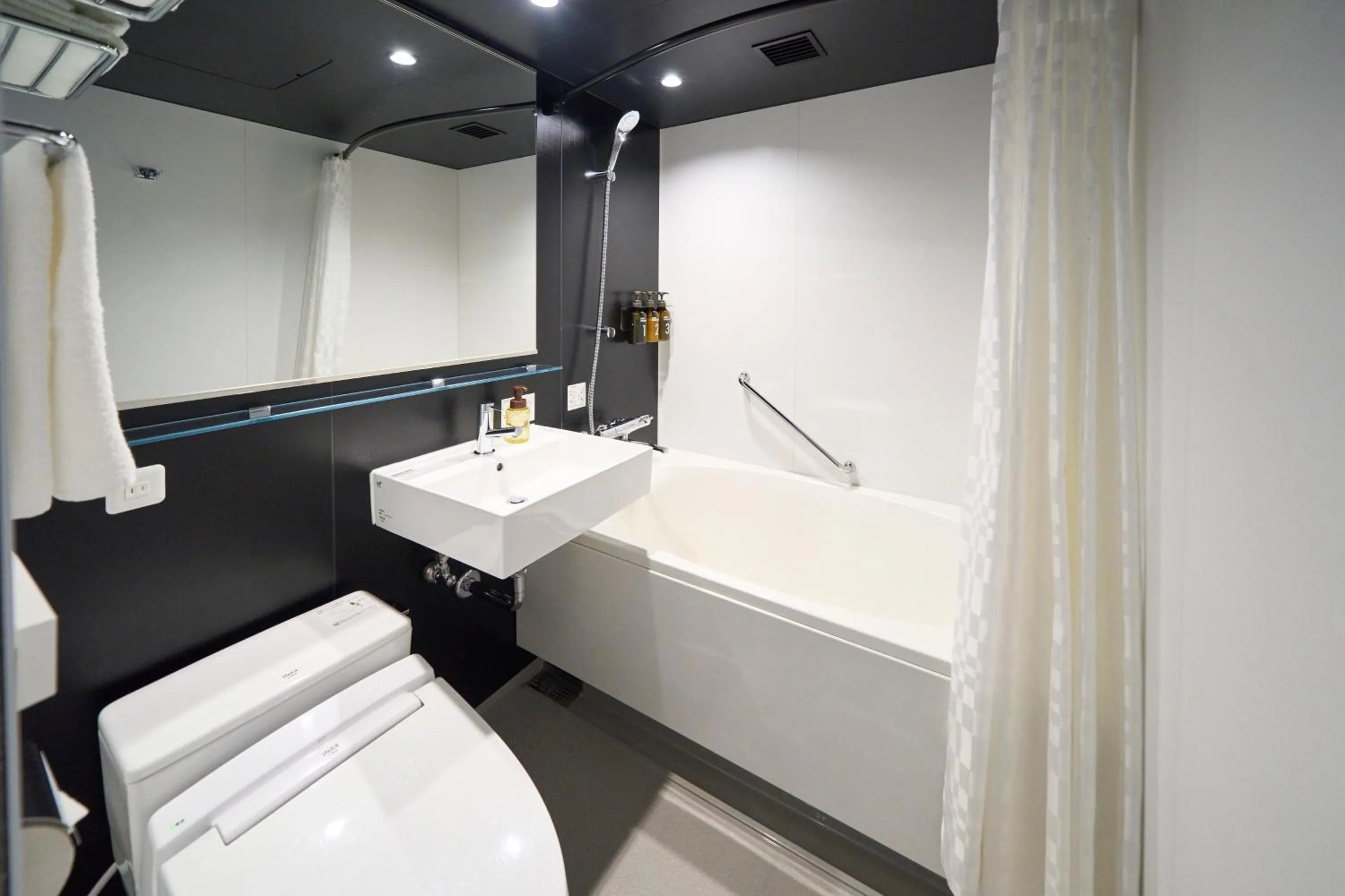 Bathroom, Bed in Hotel Resol Ueno