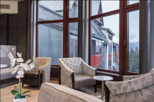 Lounge or bar in Alyeska Resort