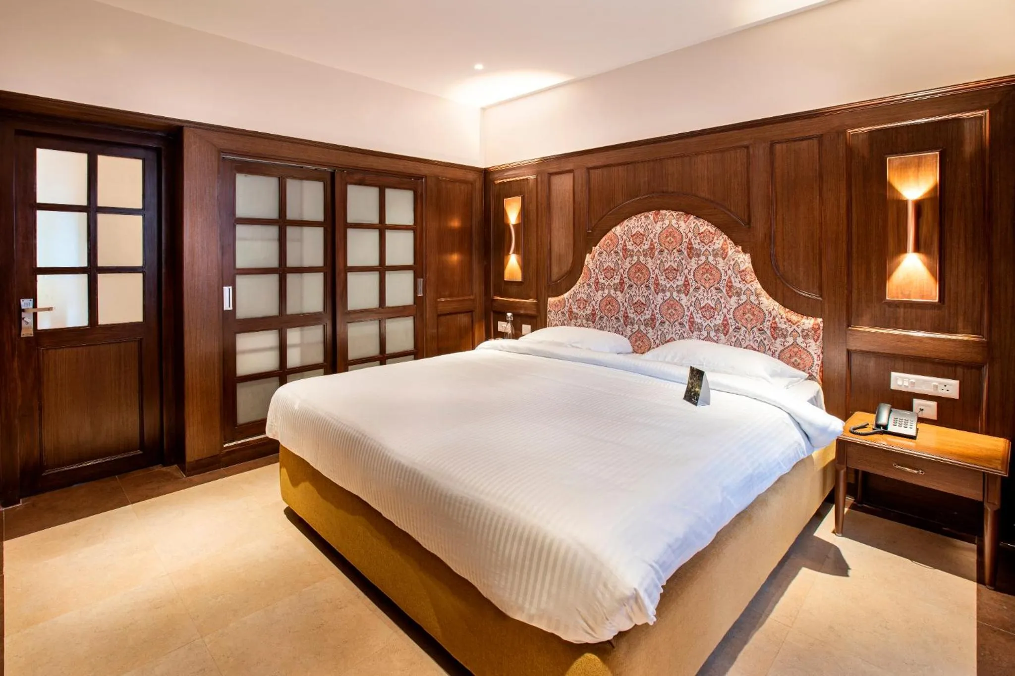 Bed in Hotel Raindrops