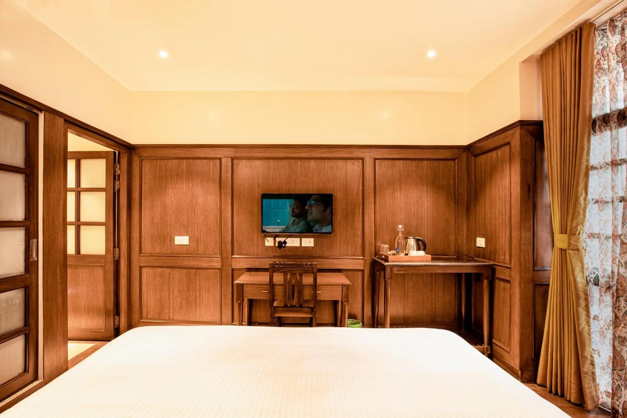 Bed in Hotel Raindrops