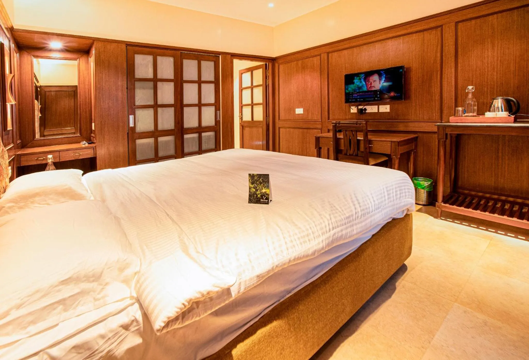 Bed in Hotel Raindrops