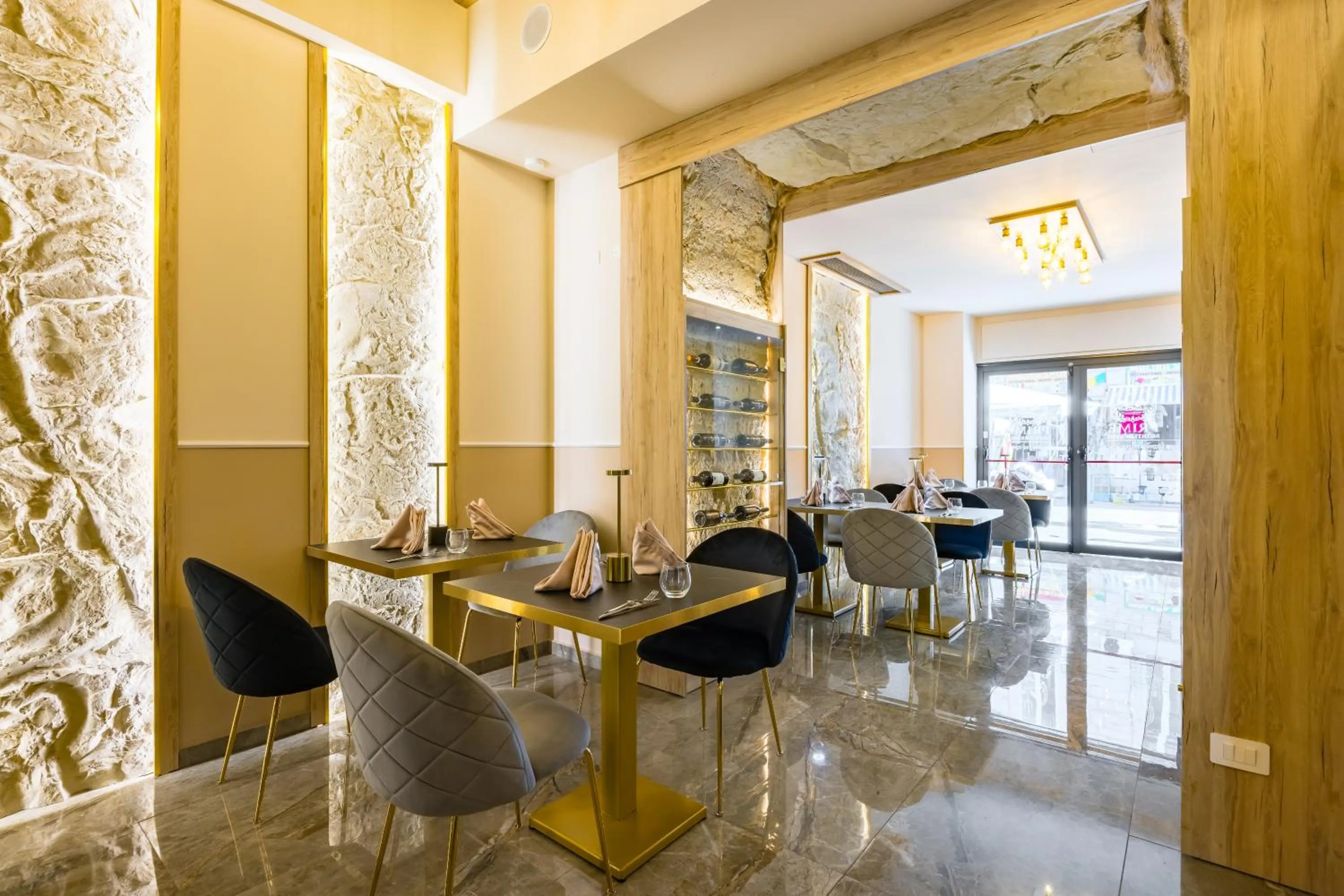 Restaurant/places to eat in Palace Napoli