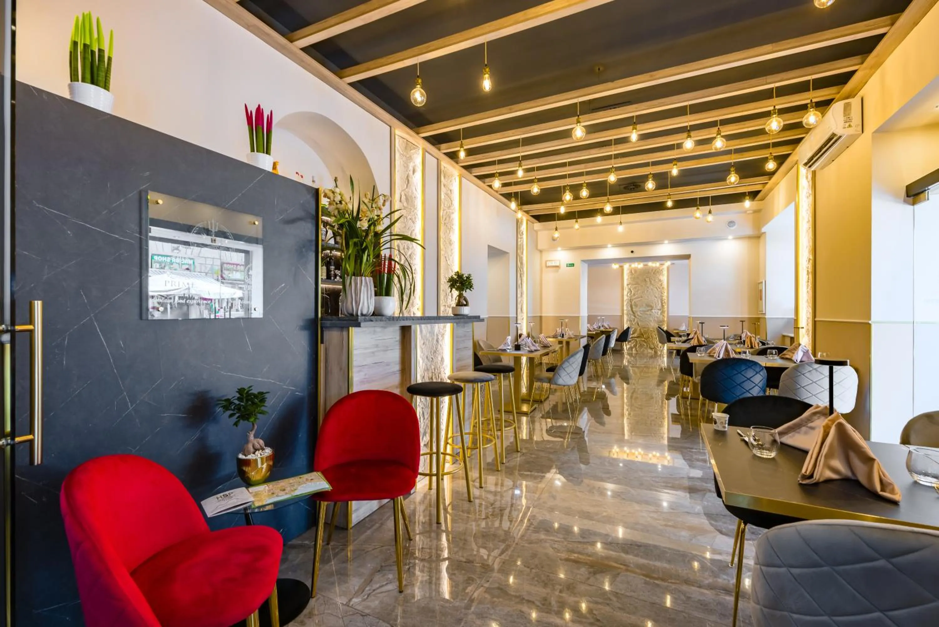 Restaurant/places to eat in Palace Napoli