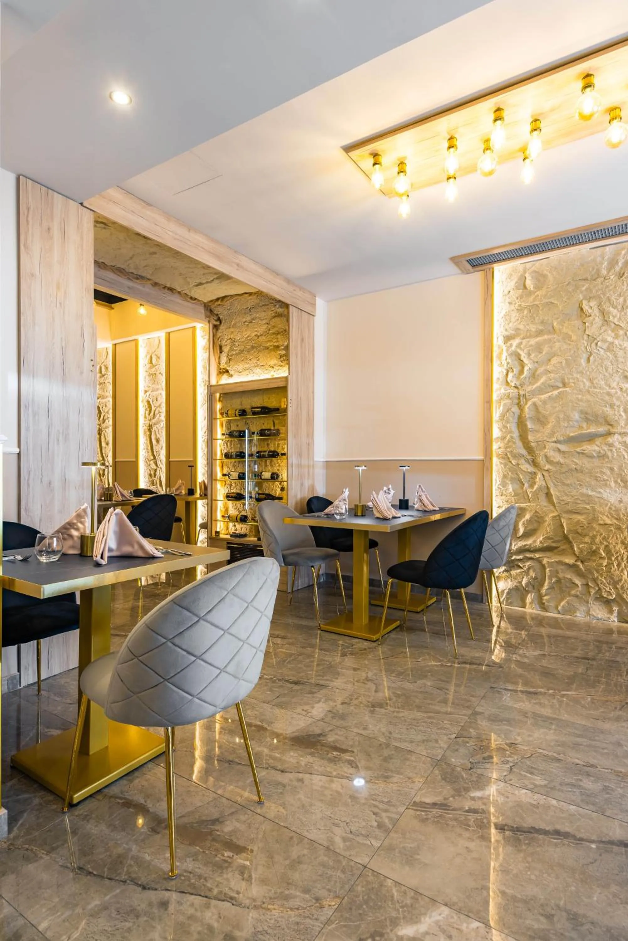 Restaurant/places to eat in Palace Napoli