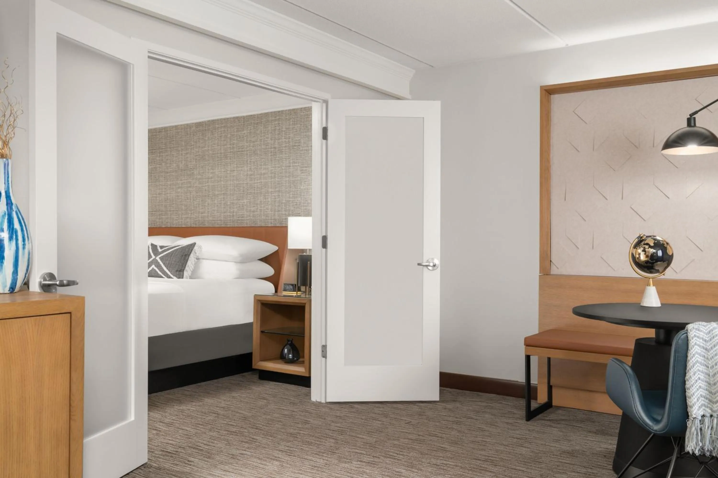 Bedroom, Bed in Sheraton Milwaukee Brookfield