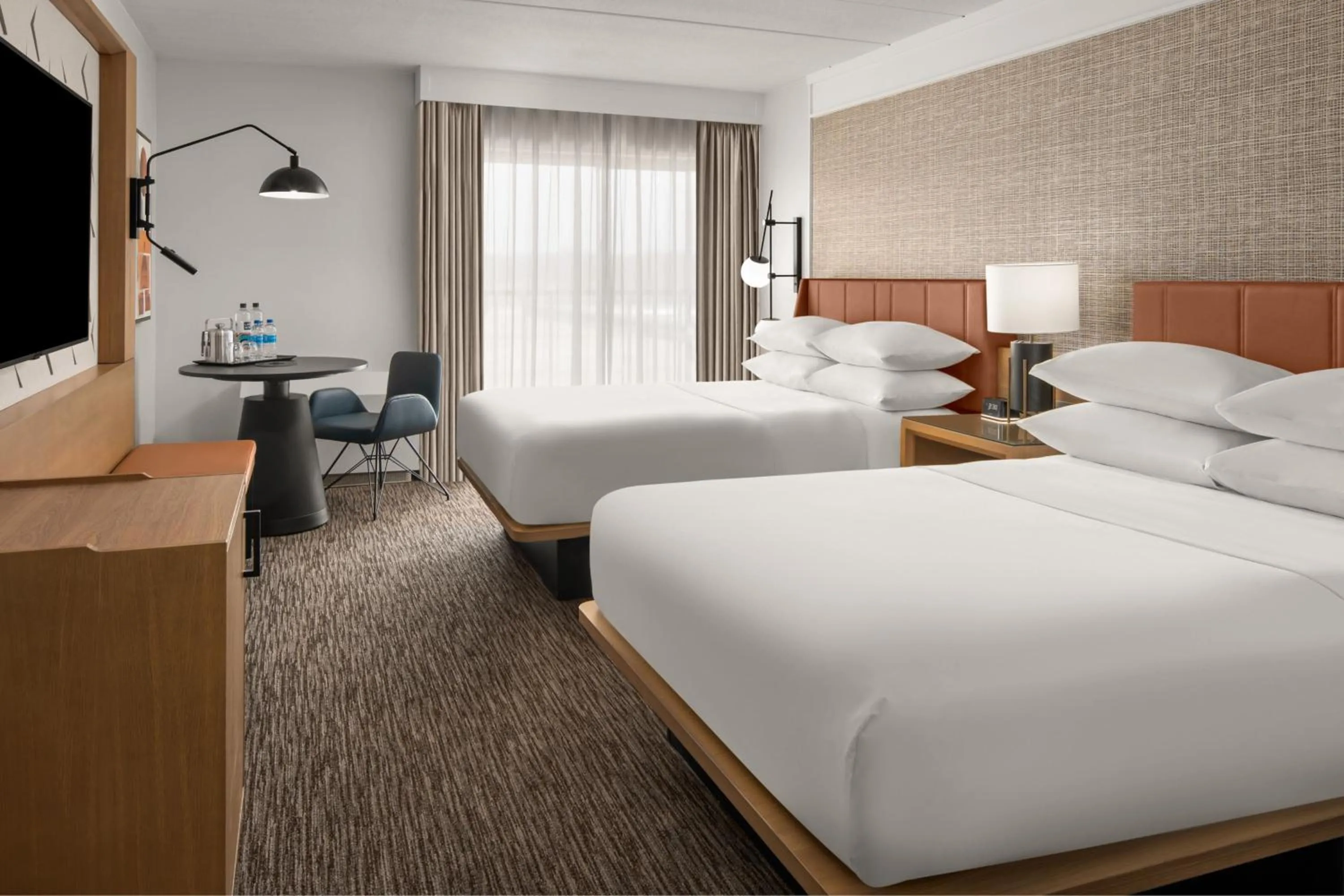 Photo of the whole room, Bed in Sheraton Milwaukee Brookfield