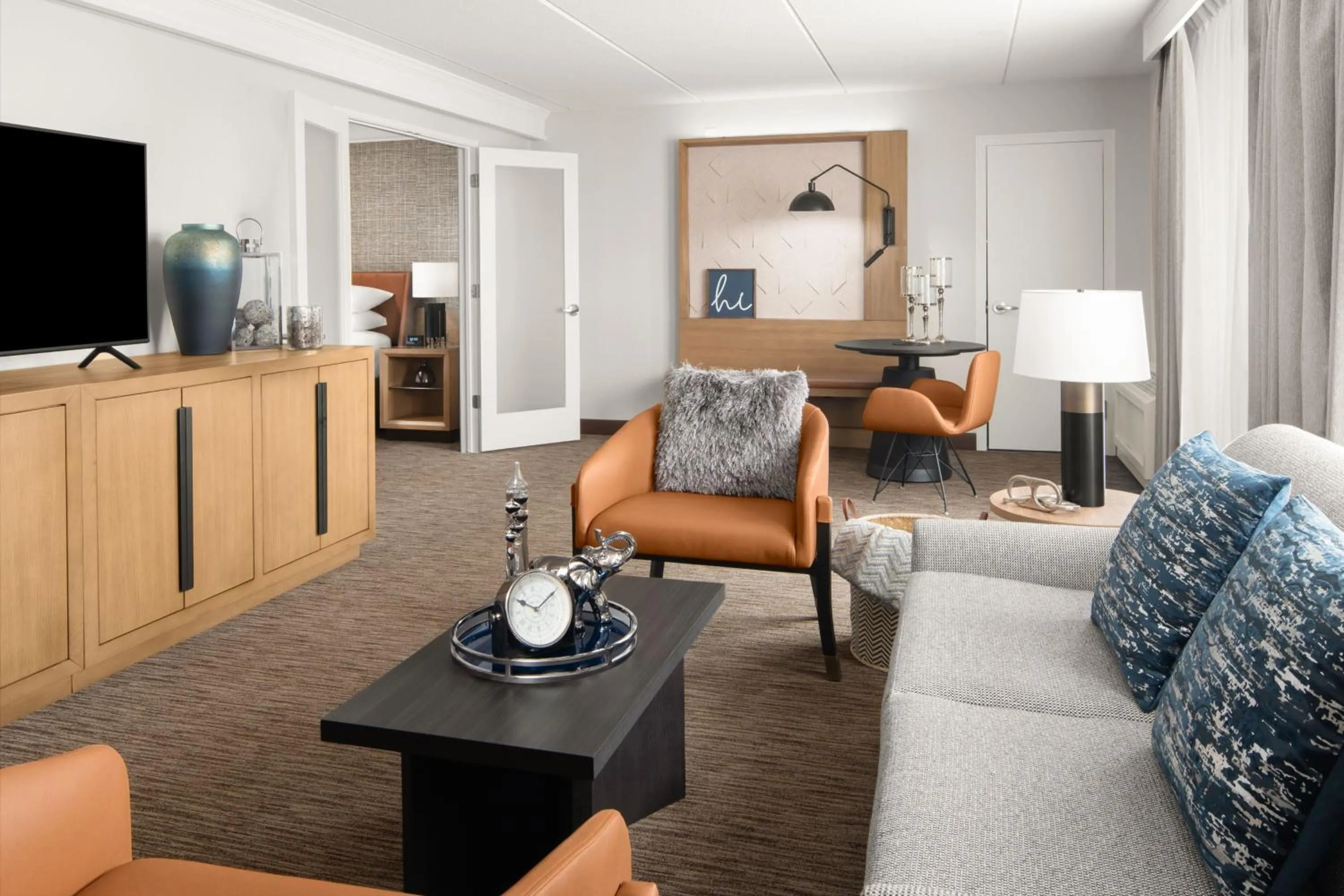 Living room in Sheraton Milwaukee Brookfield