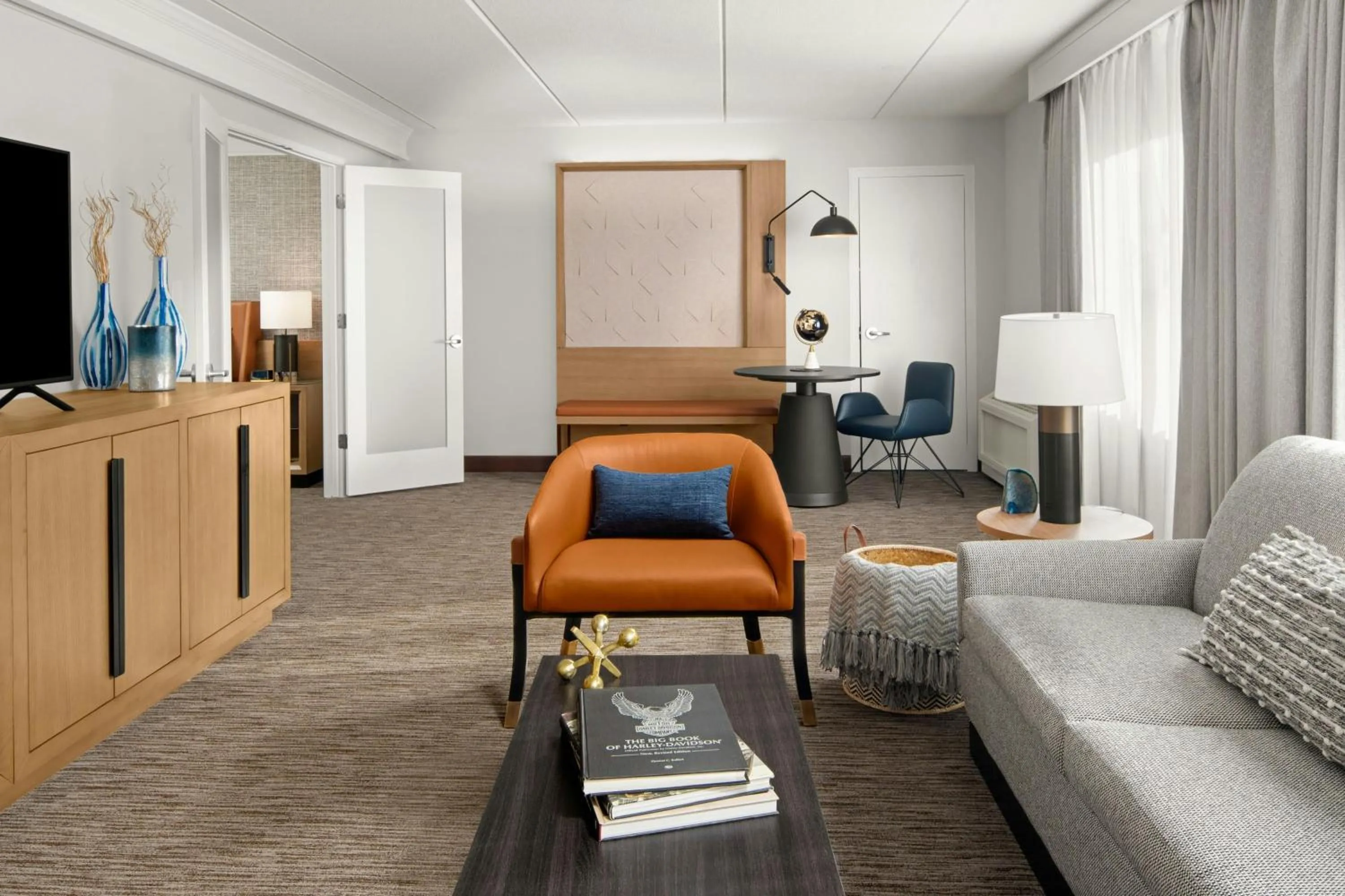 Lounge or bar in Sheraton Milwaukee Brookfield