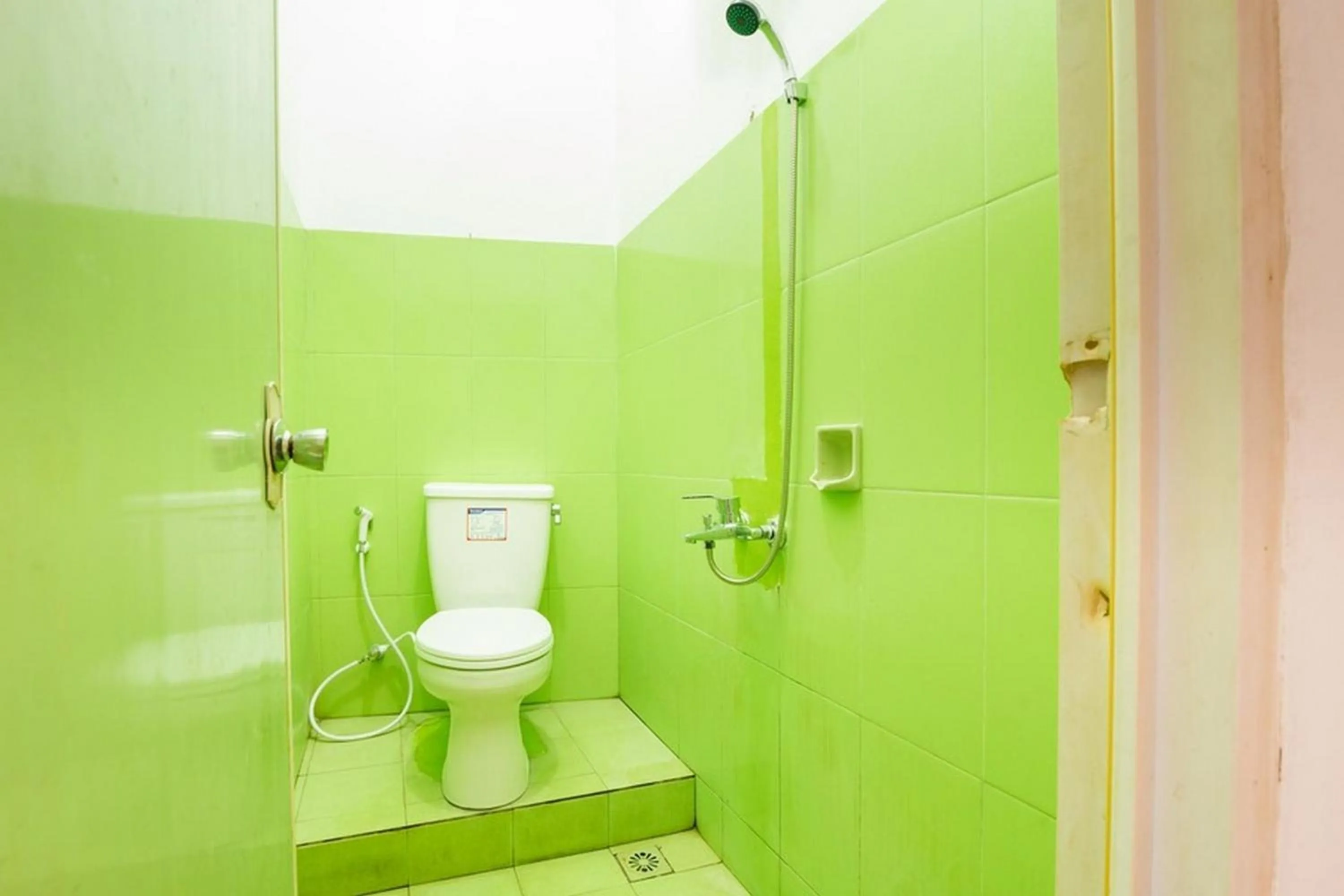 Bathroom in RedDoorz near Universitas Pamulang