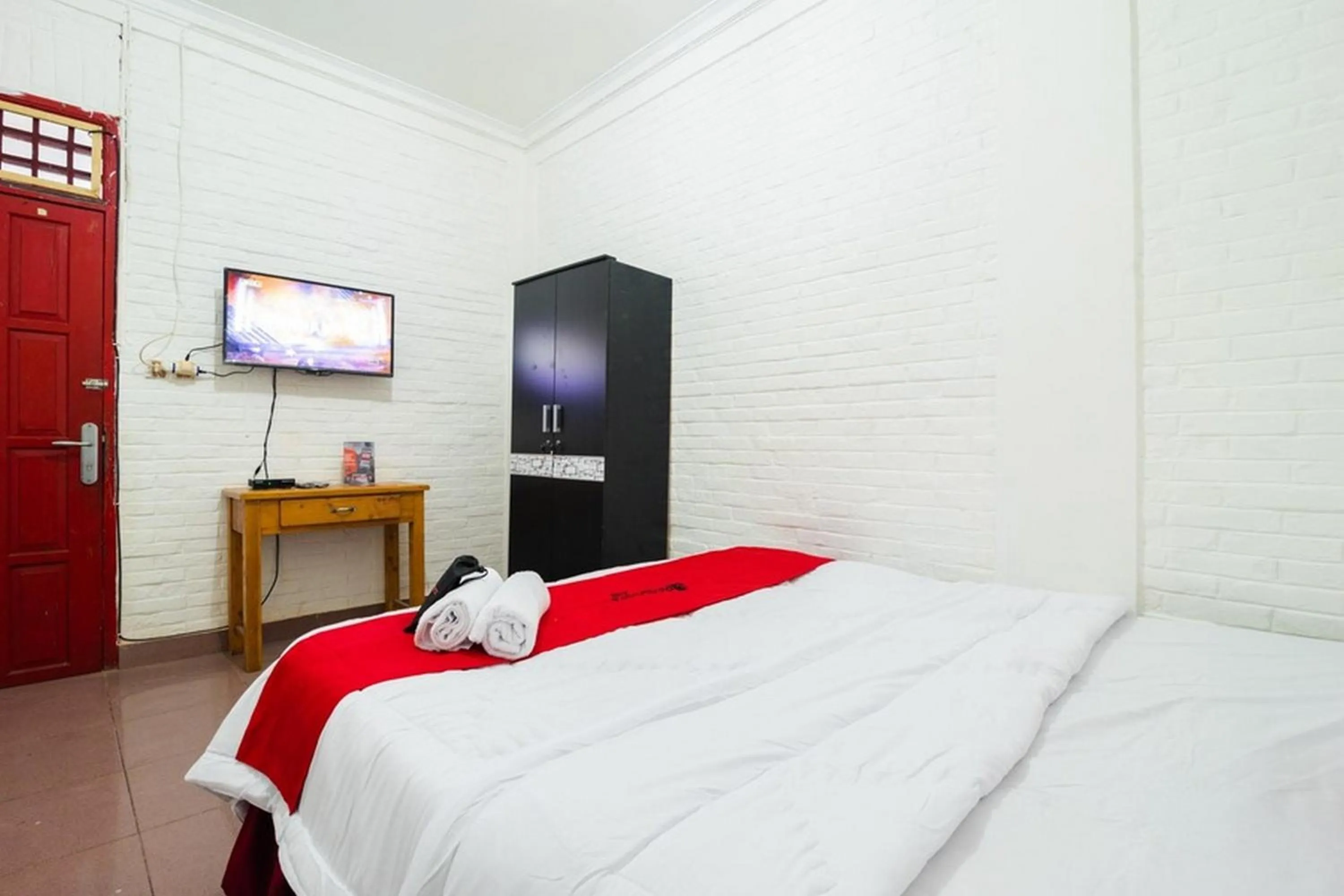 Bed in RedDoorz near Universitas Pamulang