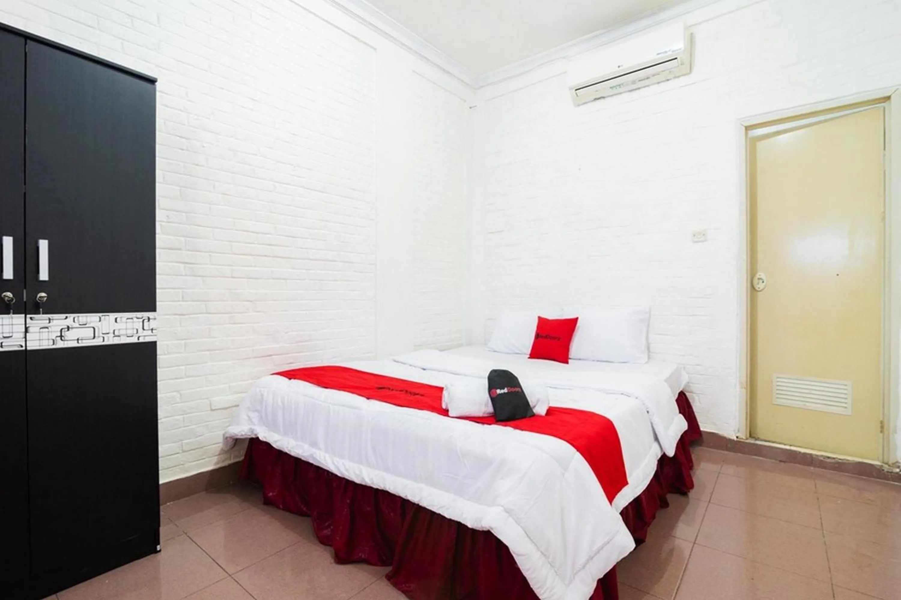 Bed in RedDoorz near Universitas Pamulang