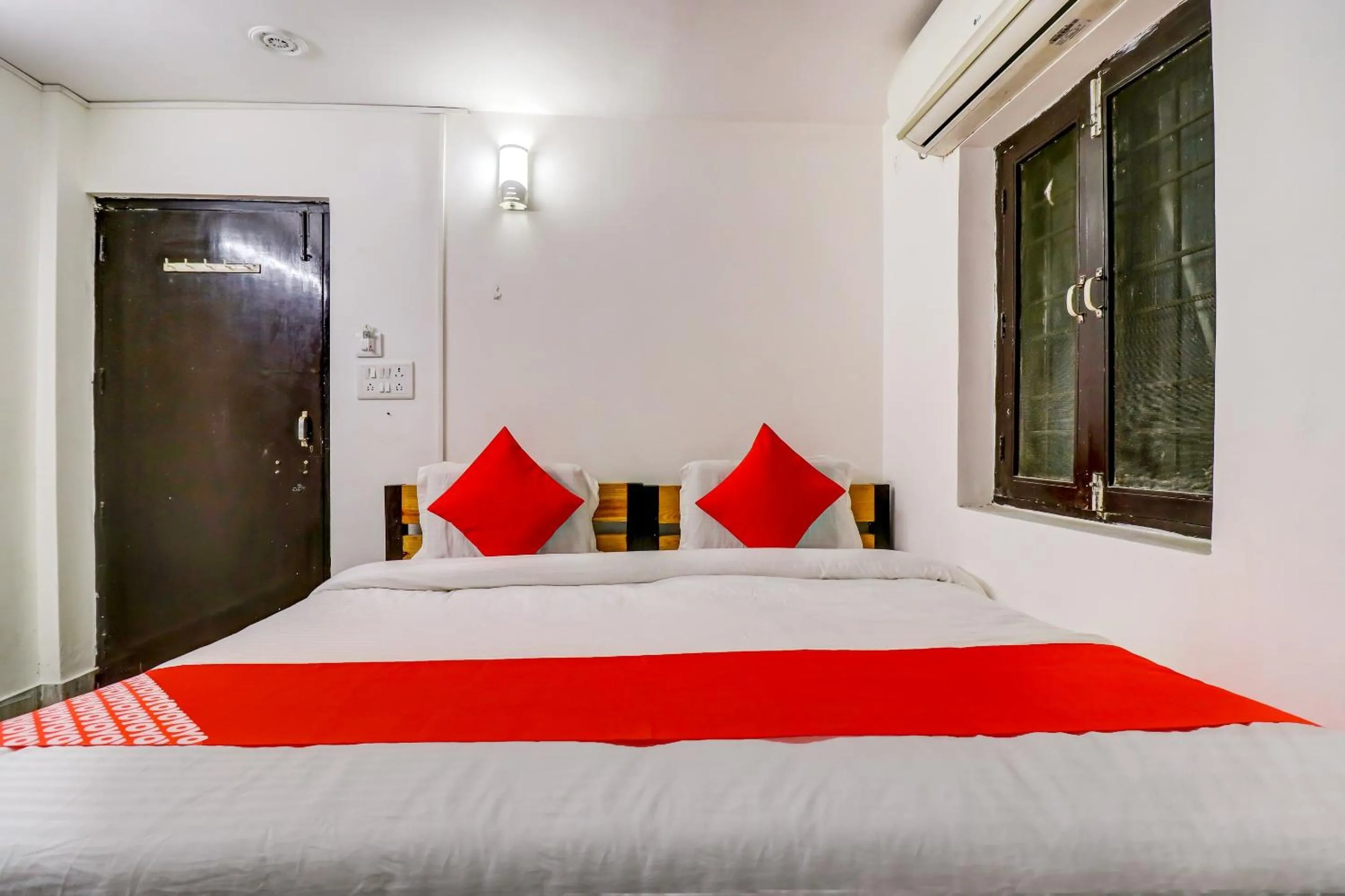 Bedroom, Bed in Super Hotel O Dhruv Inn