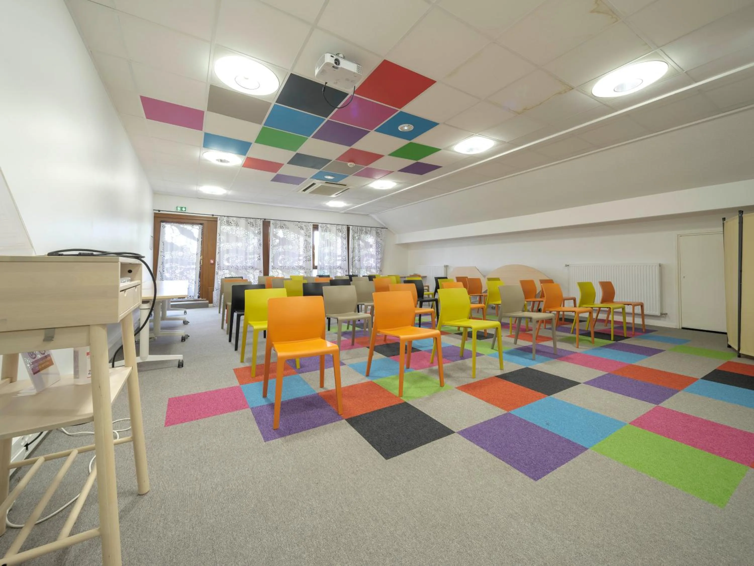 Meeting/conference room in ibis Styles Sarrebourg