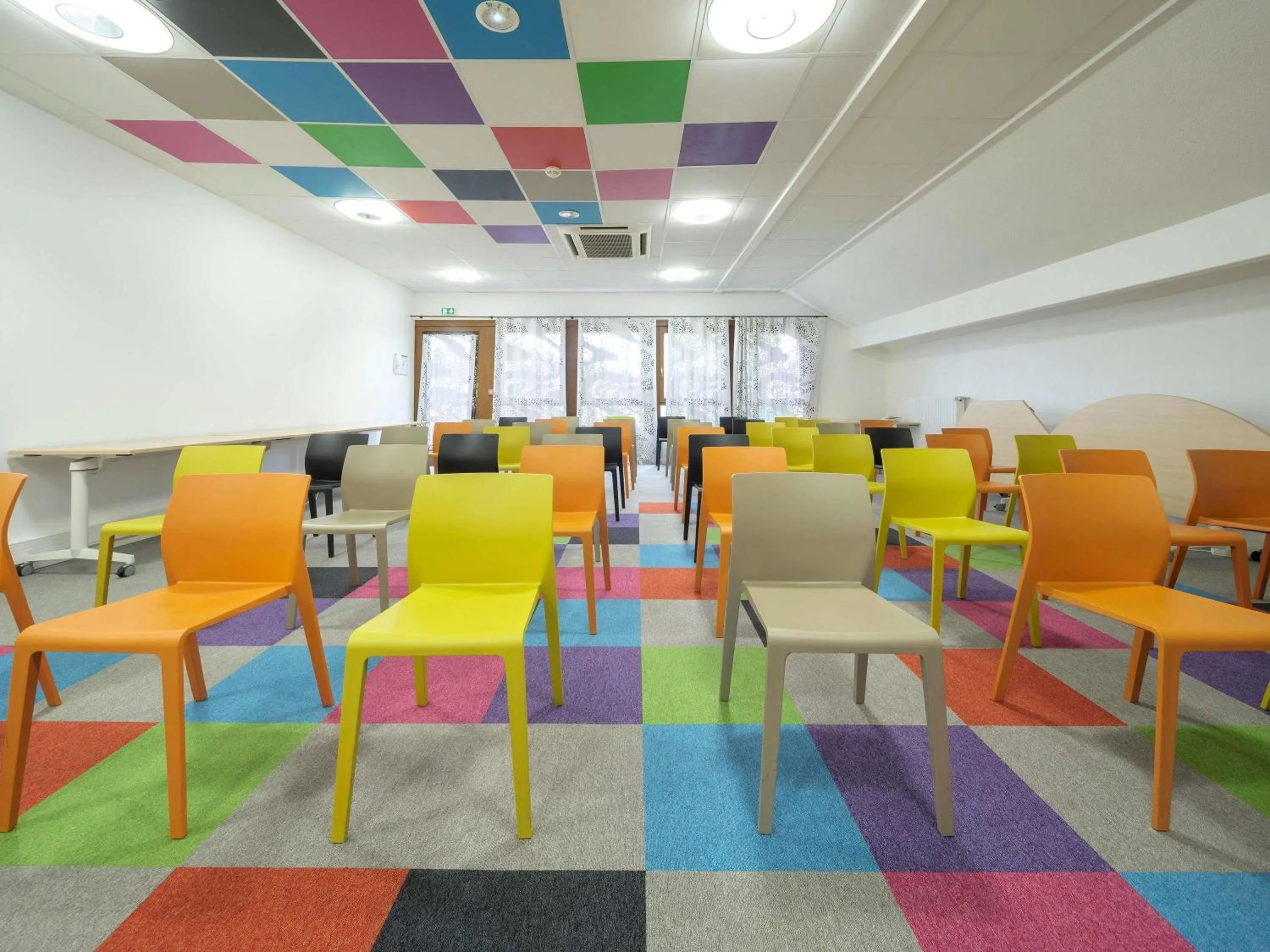 Meeting/conference room in ibis Styles Sarrebourg