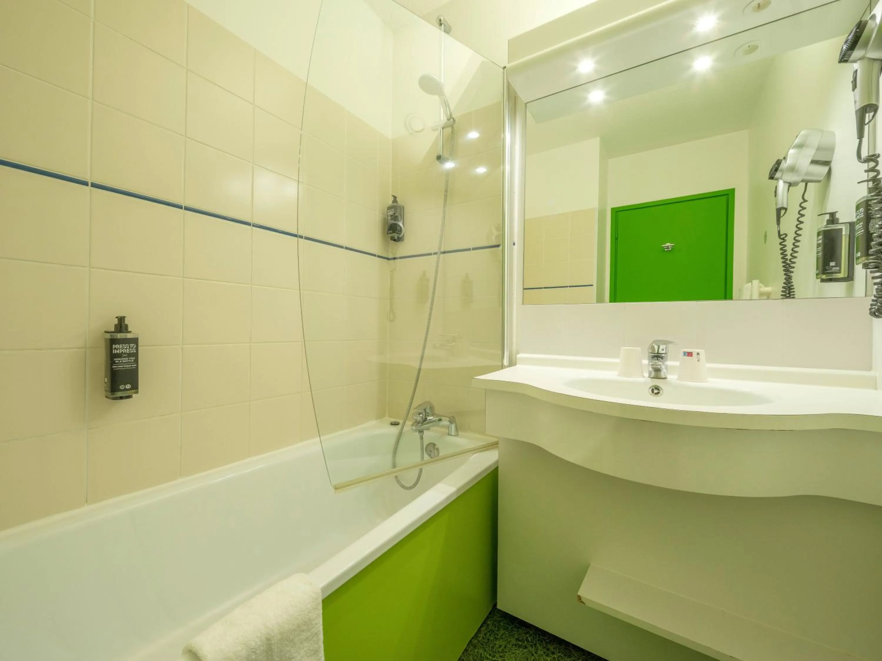 Bathroom in ibis Styles Sarrebourg