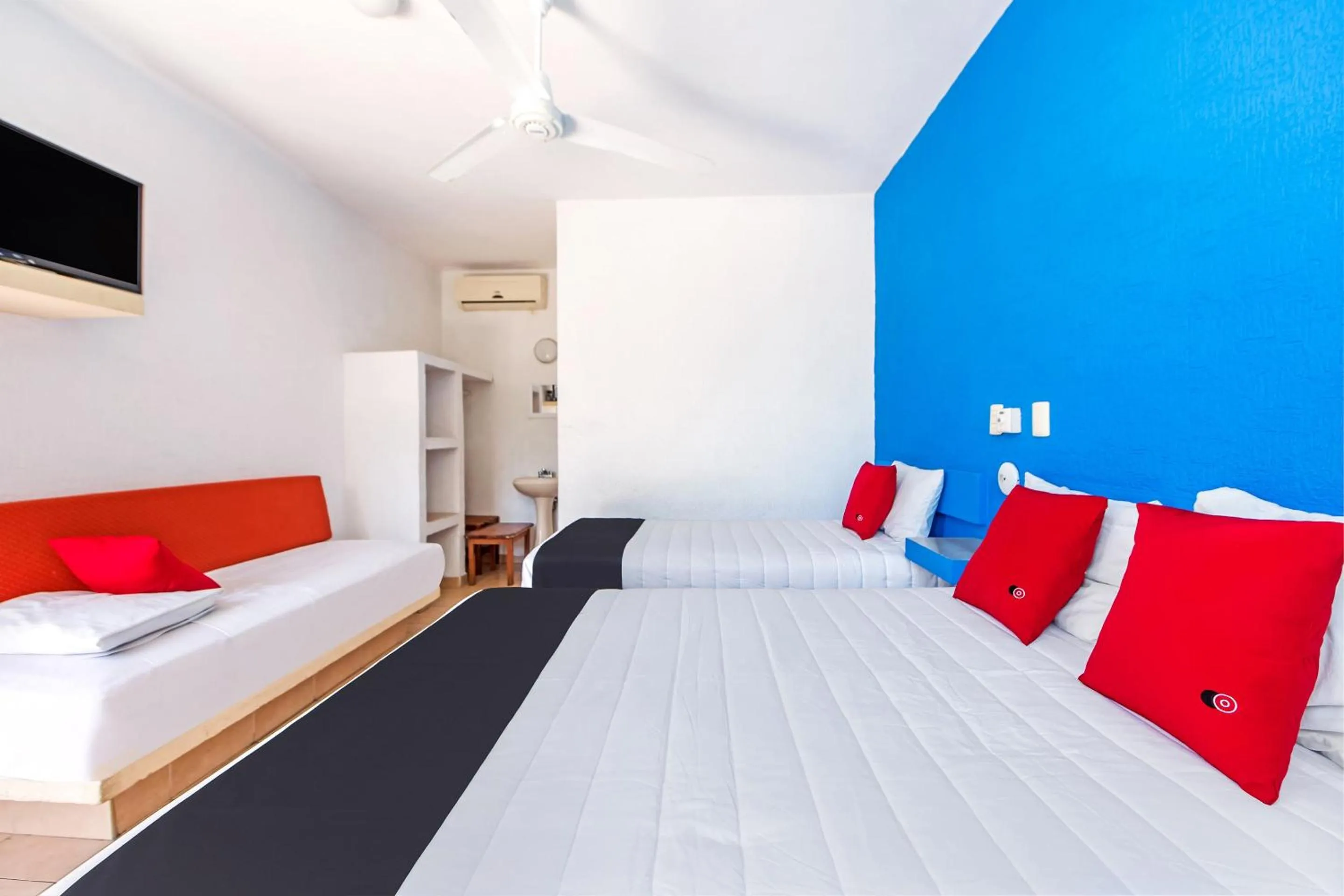 Bedroom, Bed in Capital O Hotel El Mejicano, Acapulco