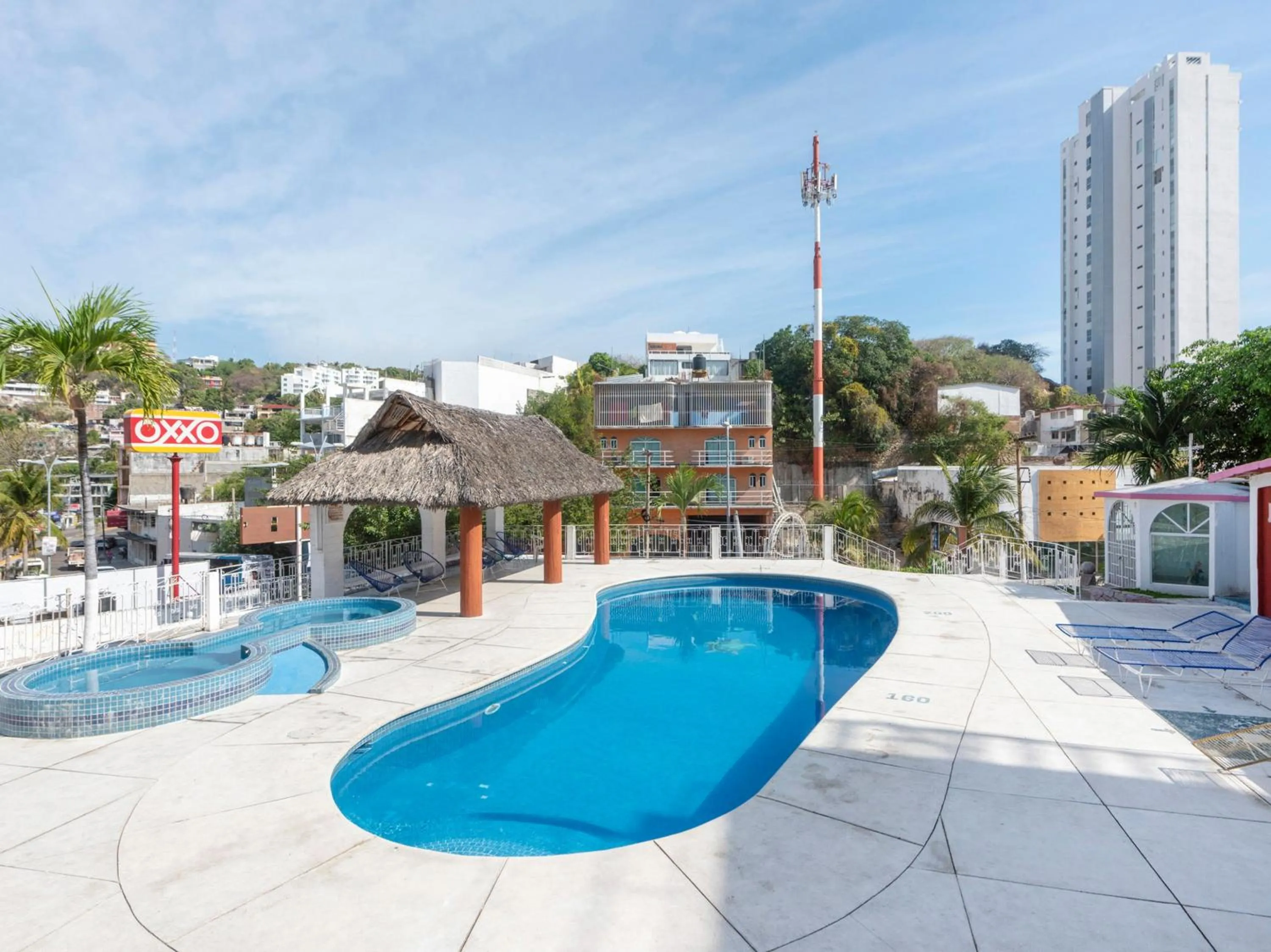 Swimming pool in Capital O Hotel El Mejicano, Acapulco