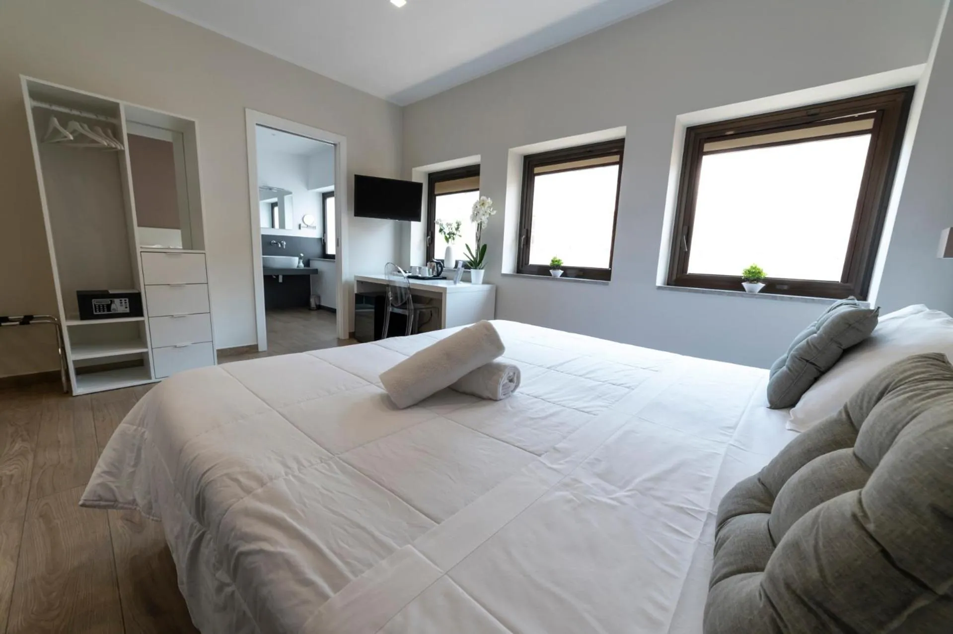 Photo of the whole room, Bed in B&B Ruggero Settimo - Room & Suite