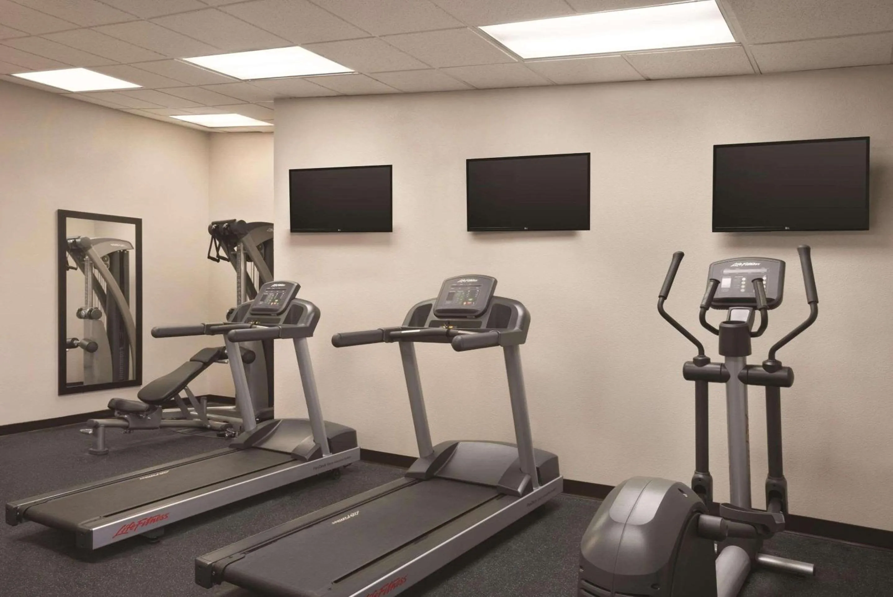 Fitness centre/facilities in Country Inn & Suites by Radisson, Indianapolis East, IN
