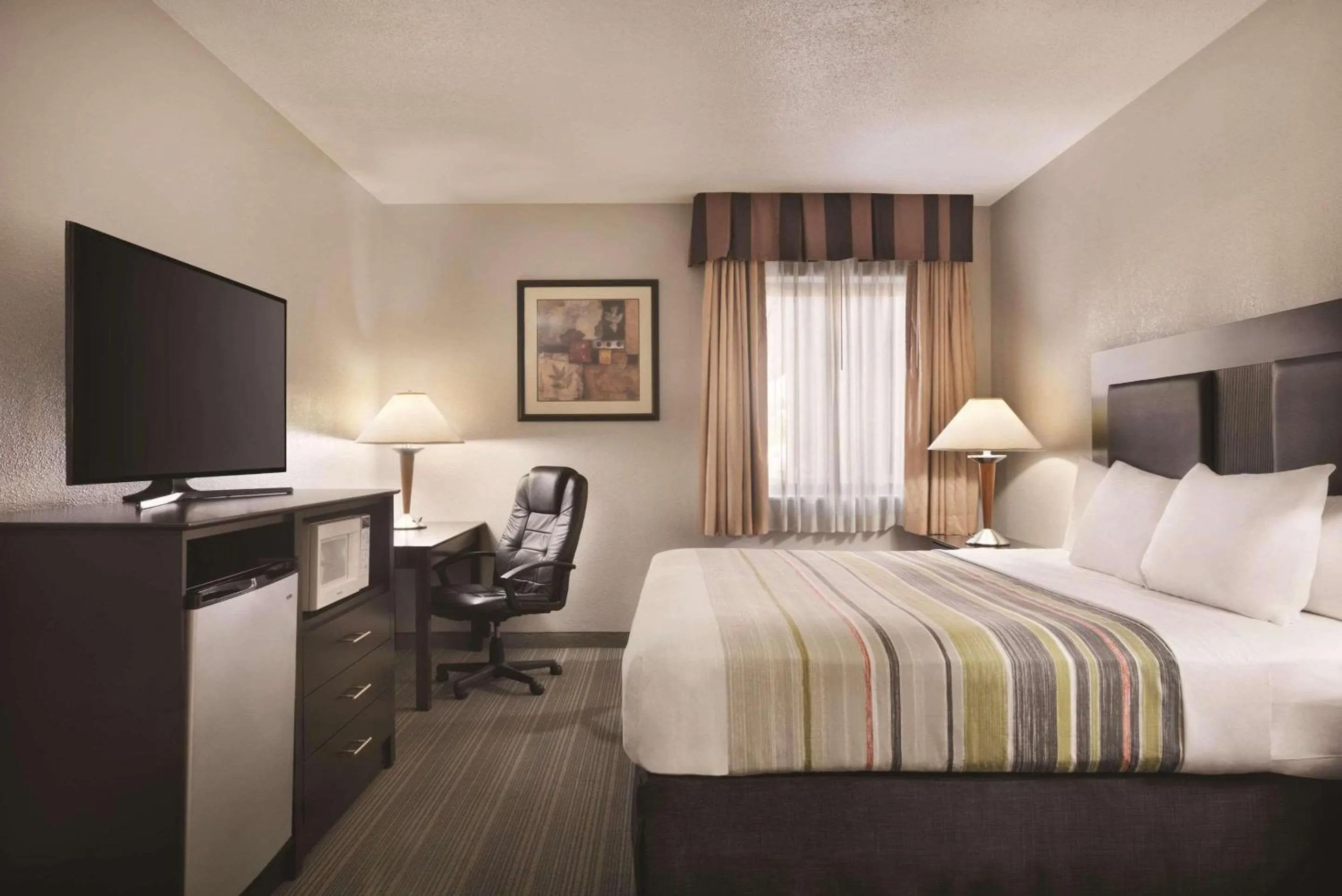 Bedroom, Bed in Country Inn & Suites by Radisson, Indianapolis East, IN