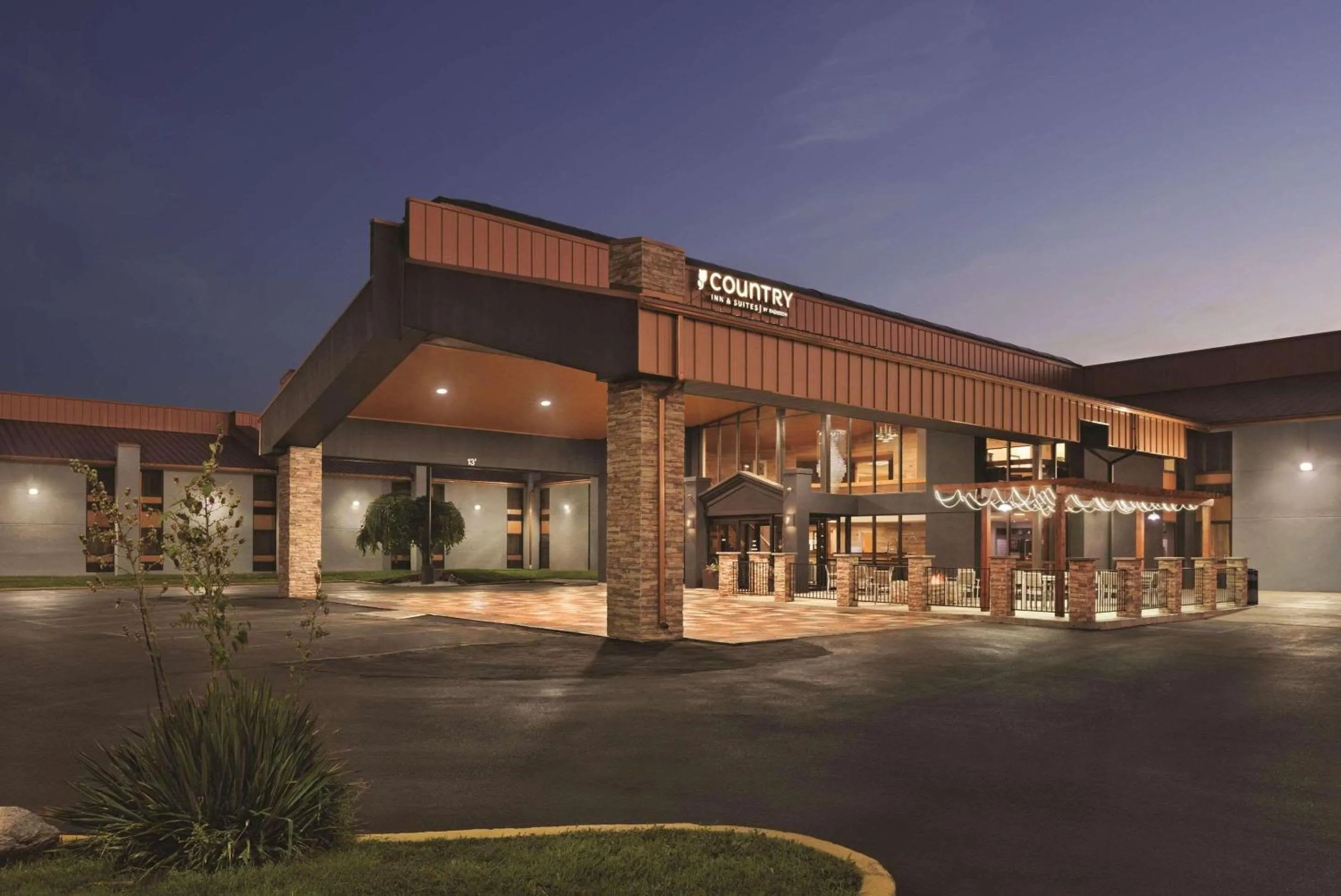 Property building in Country Inn & Suites by Radisson, Indianapolis East, IN