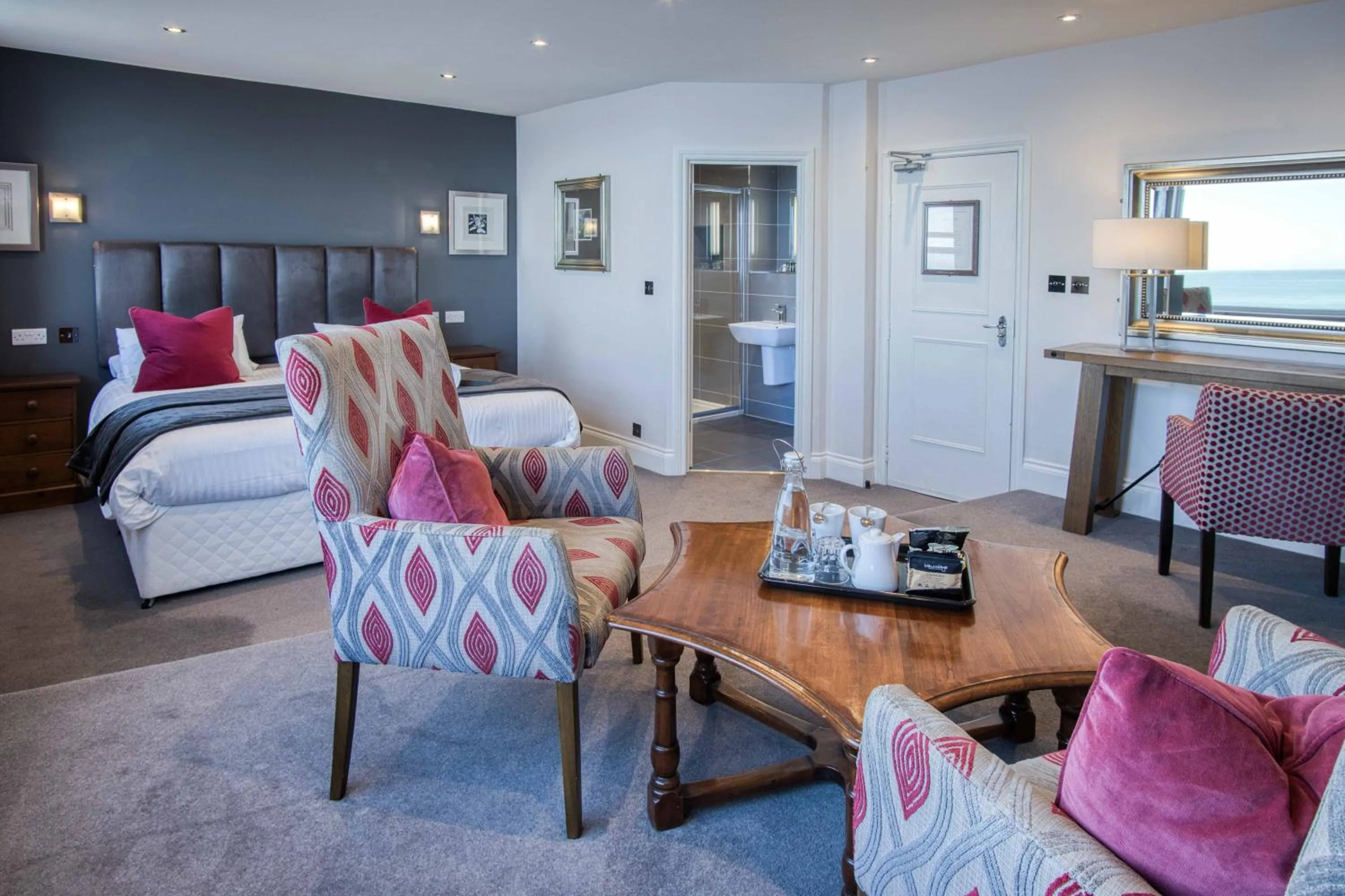 Shower, Bed in The Helaina