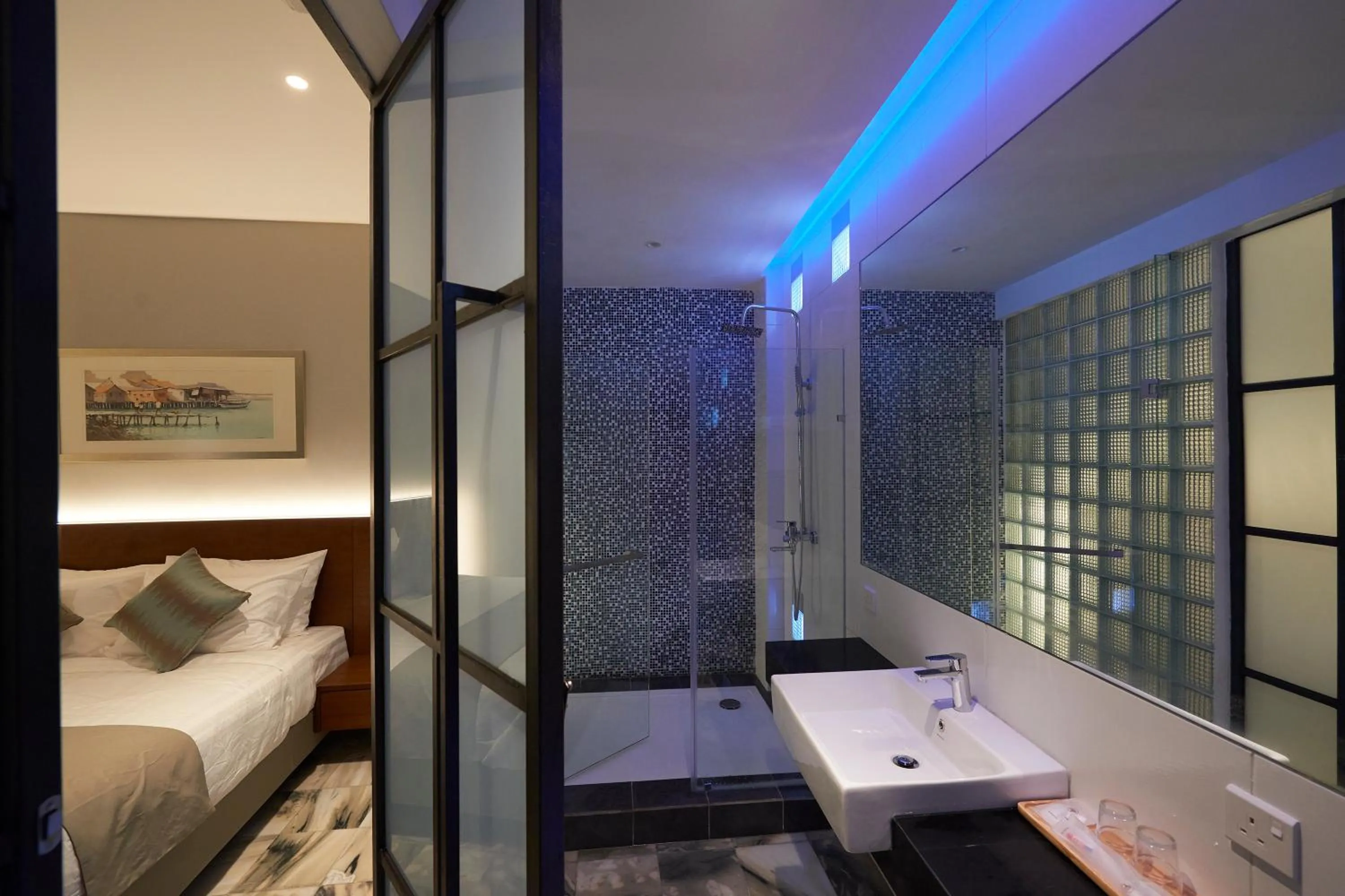 Bathroom, Bed in Macalister Terraces Hotel