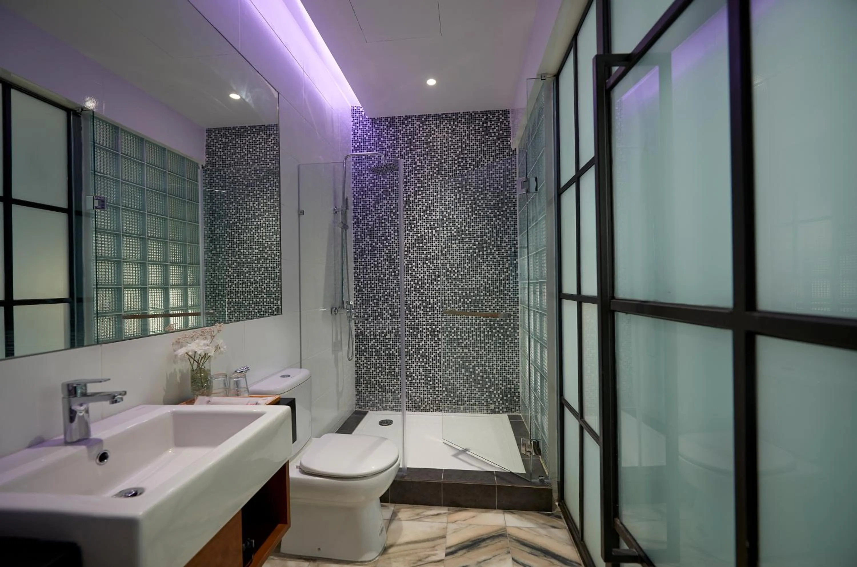 Bathroom in Macalister Terraces Hotel