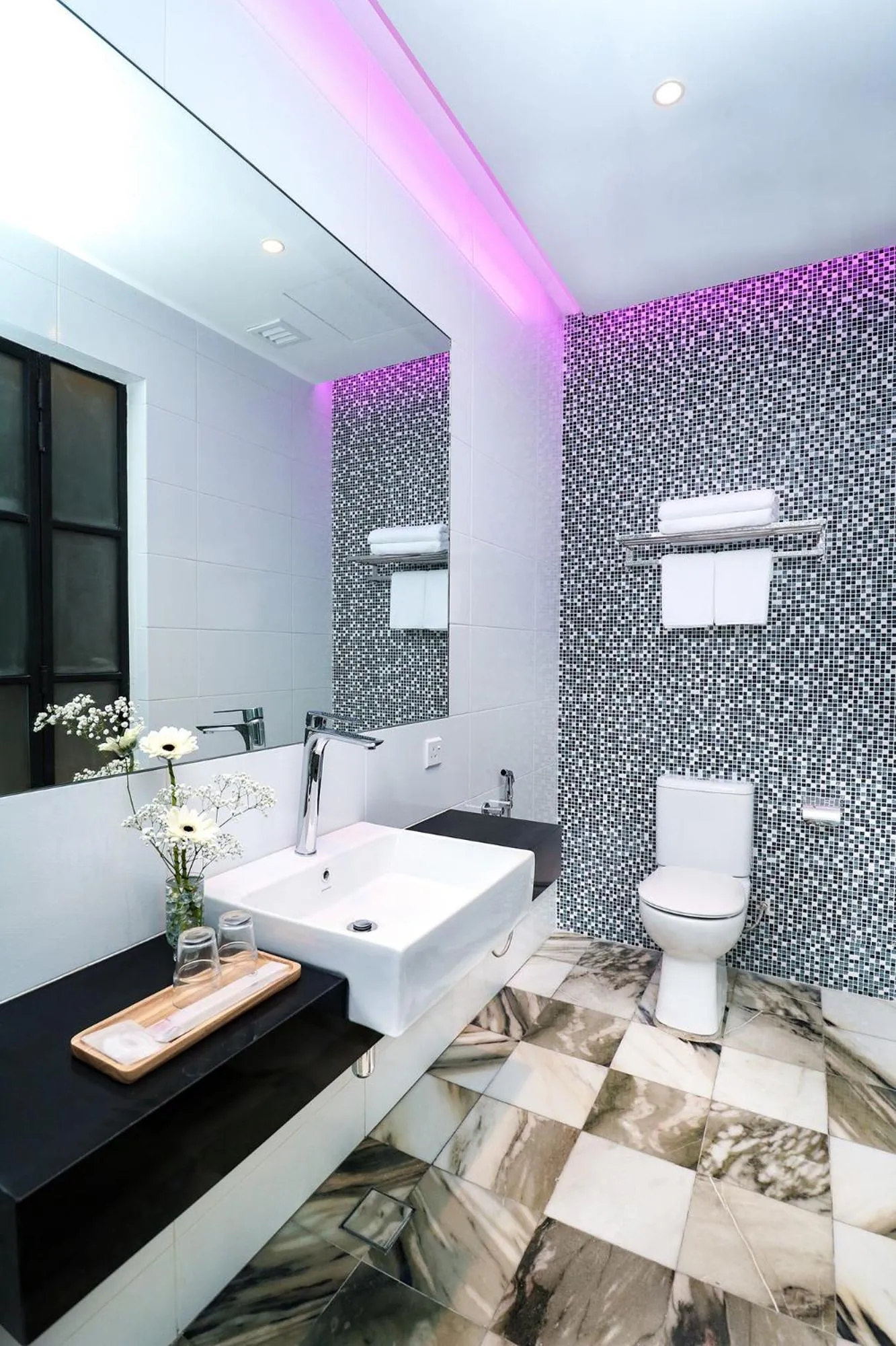 Toilet in Macalister Terraces Hotel