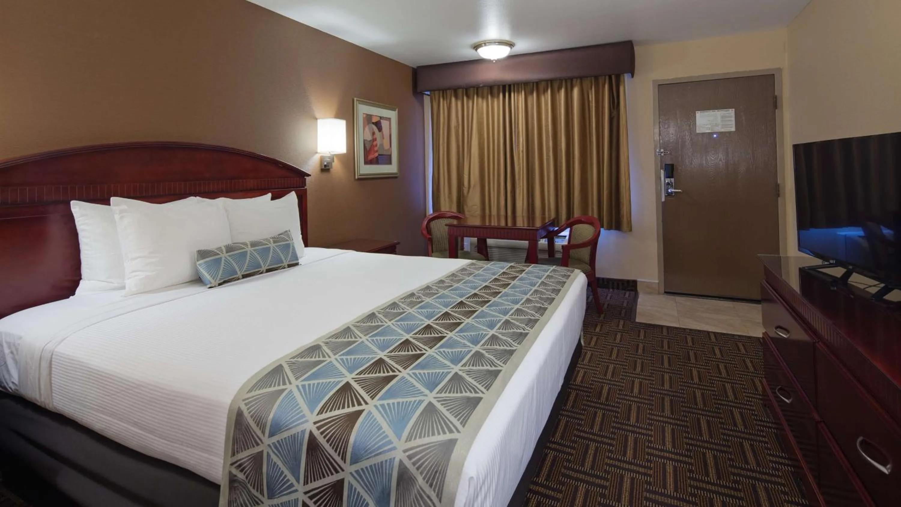 Photo of the whole room, Bed in Best Western Pasadena Inn
