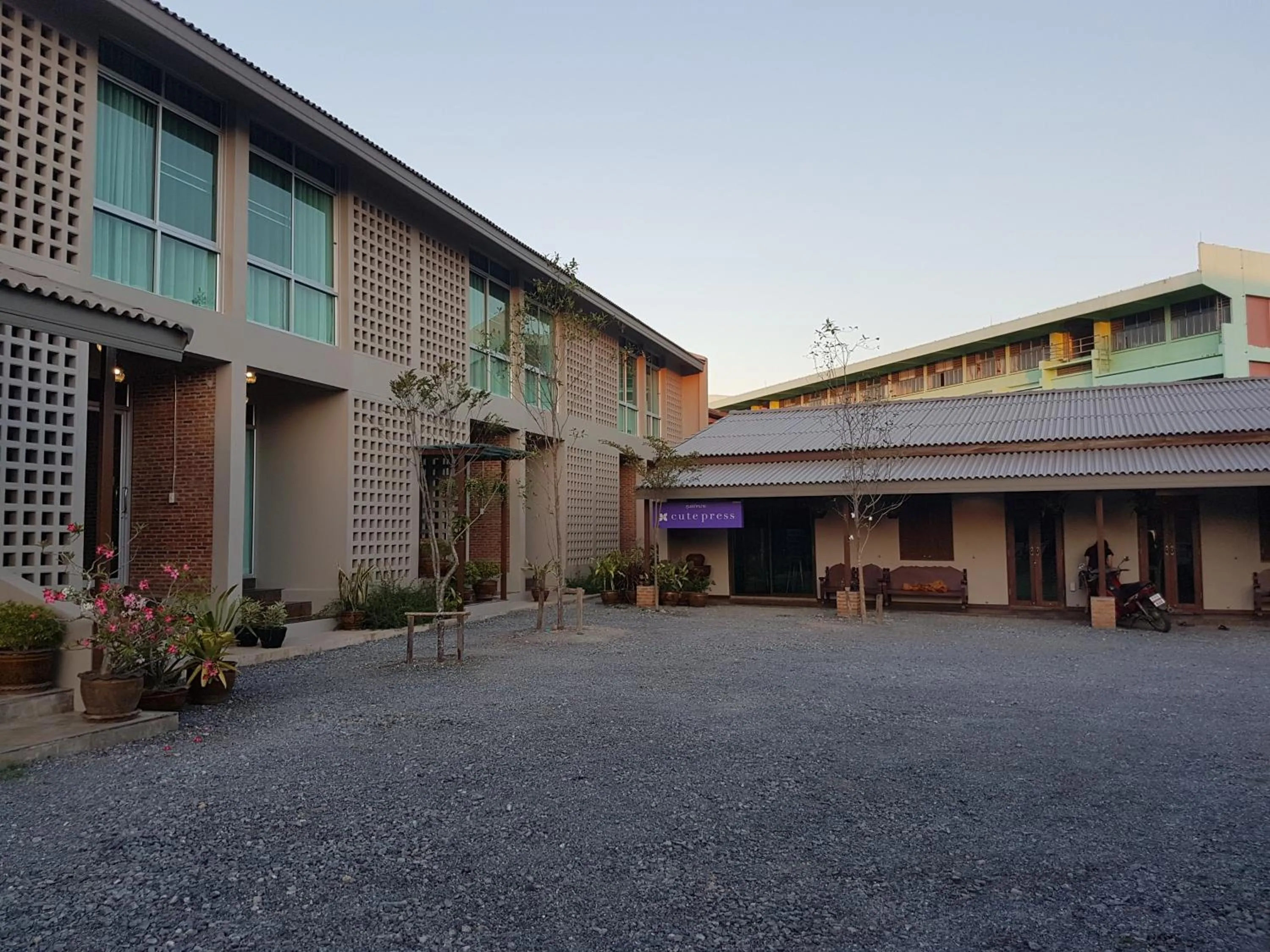 Facade/entrance in Mon-Dee minihotel