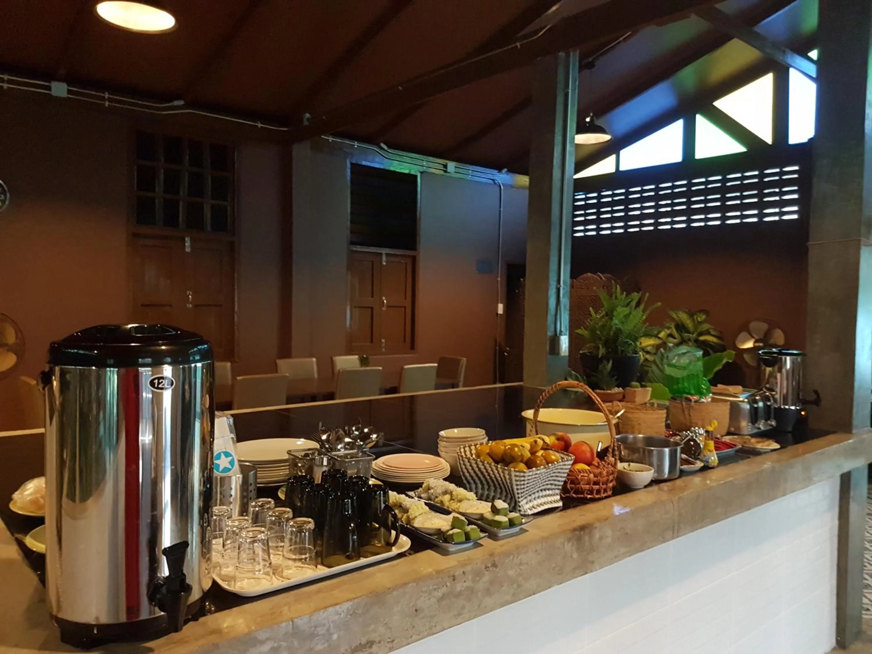 Restaurant/places to eat in Mon-Dee minihotel