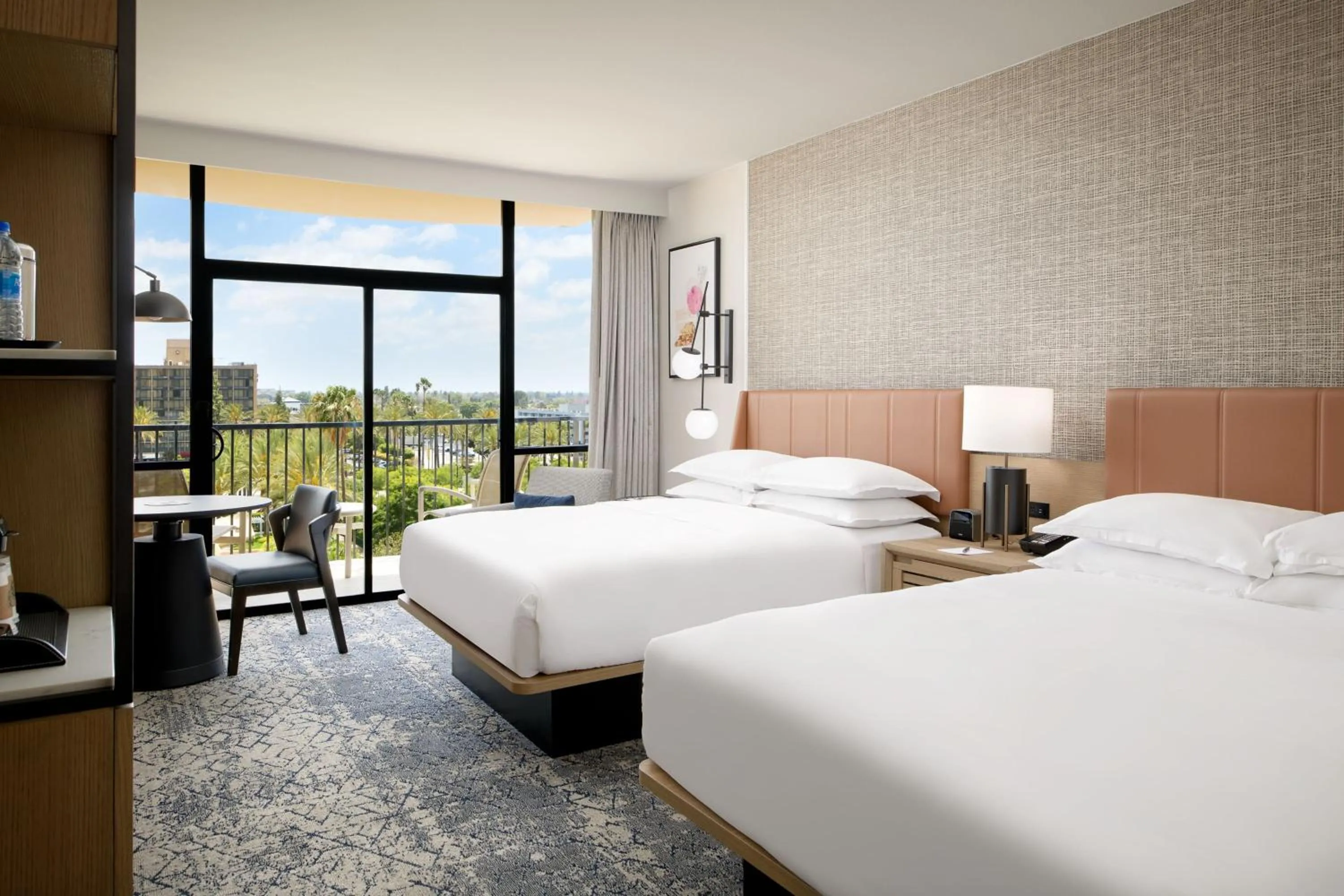 Photo of the whole room, Bed in Sheraton Park Hotel at the Anaheim Resort