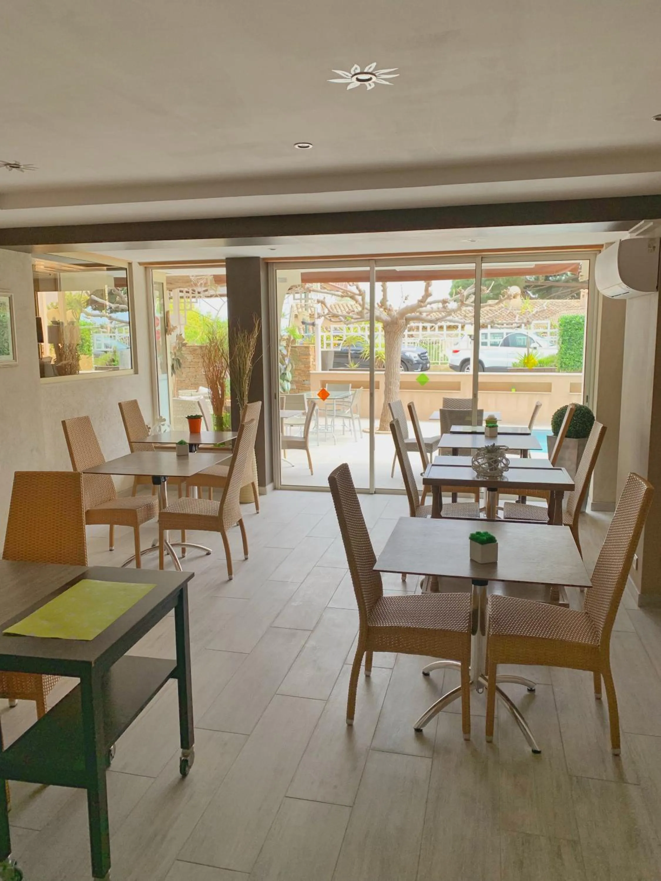 Lounge or bar in Hôtel Beau Soleil