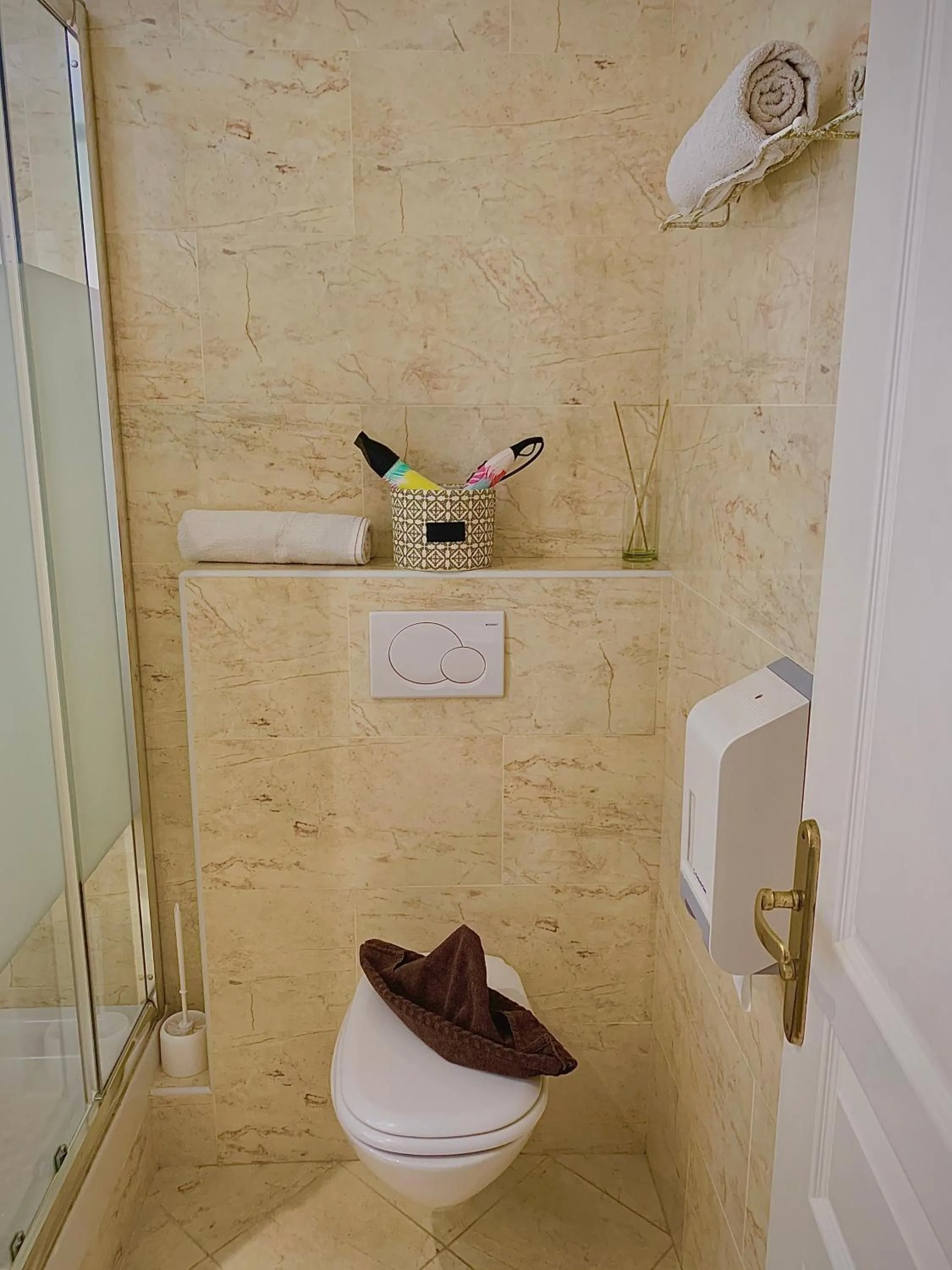 Toilet in Hôtel Beau Soleil