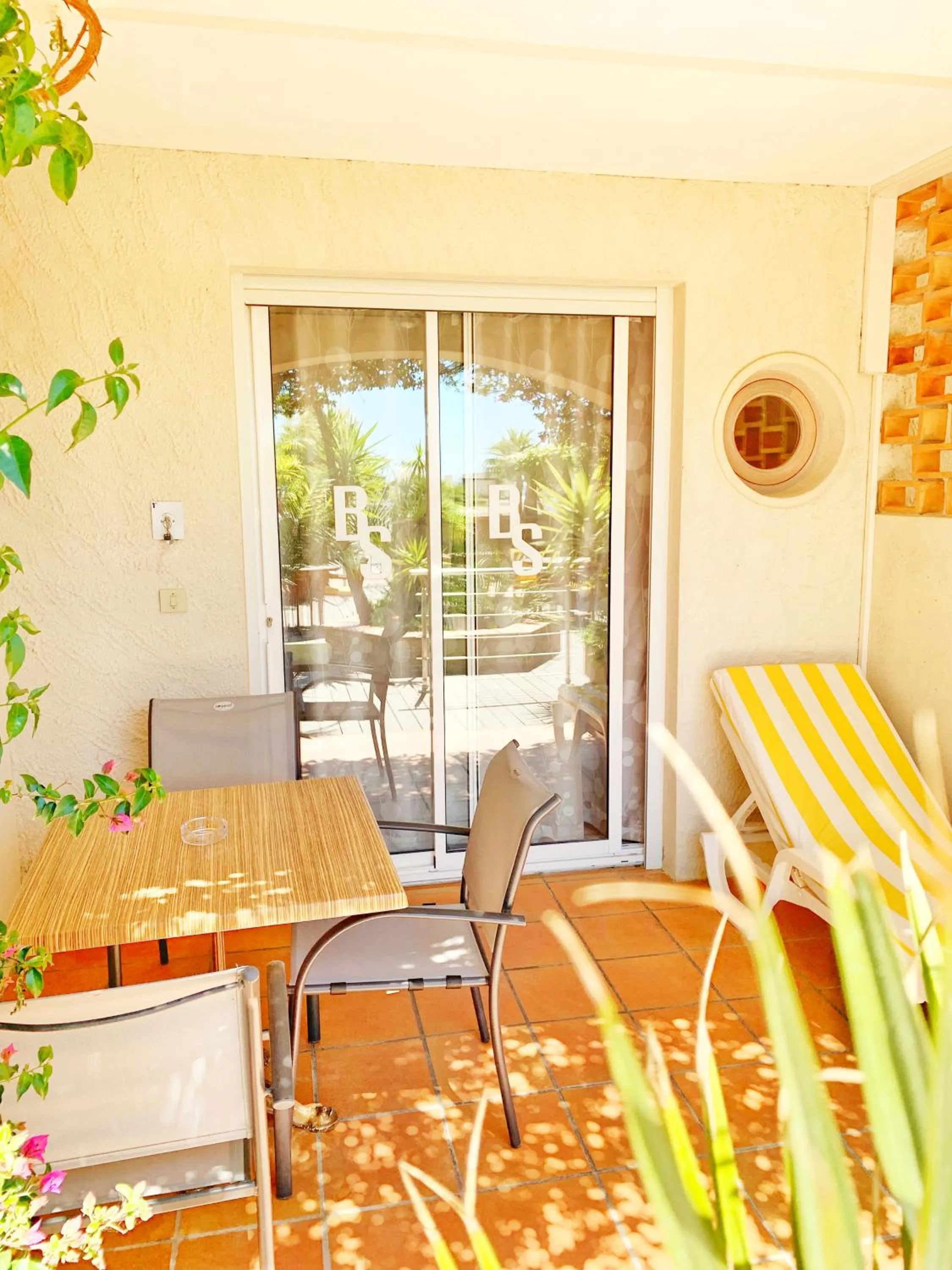 Patio in Hôtel Beau Soleil