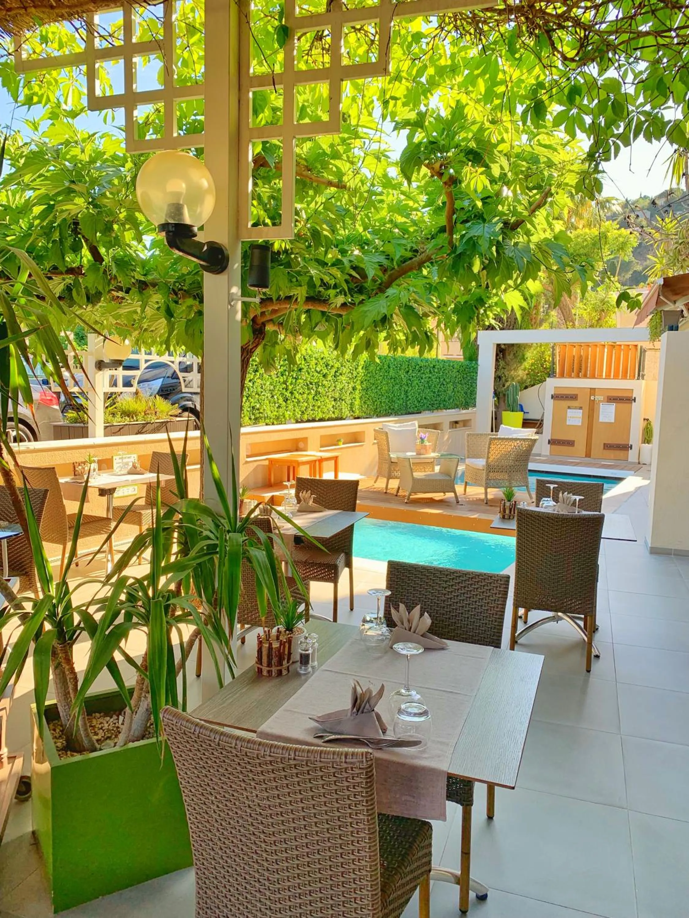 Patio in Hôtel Beau Soleil