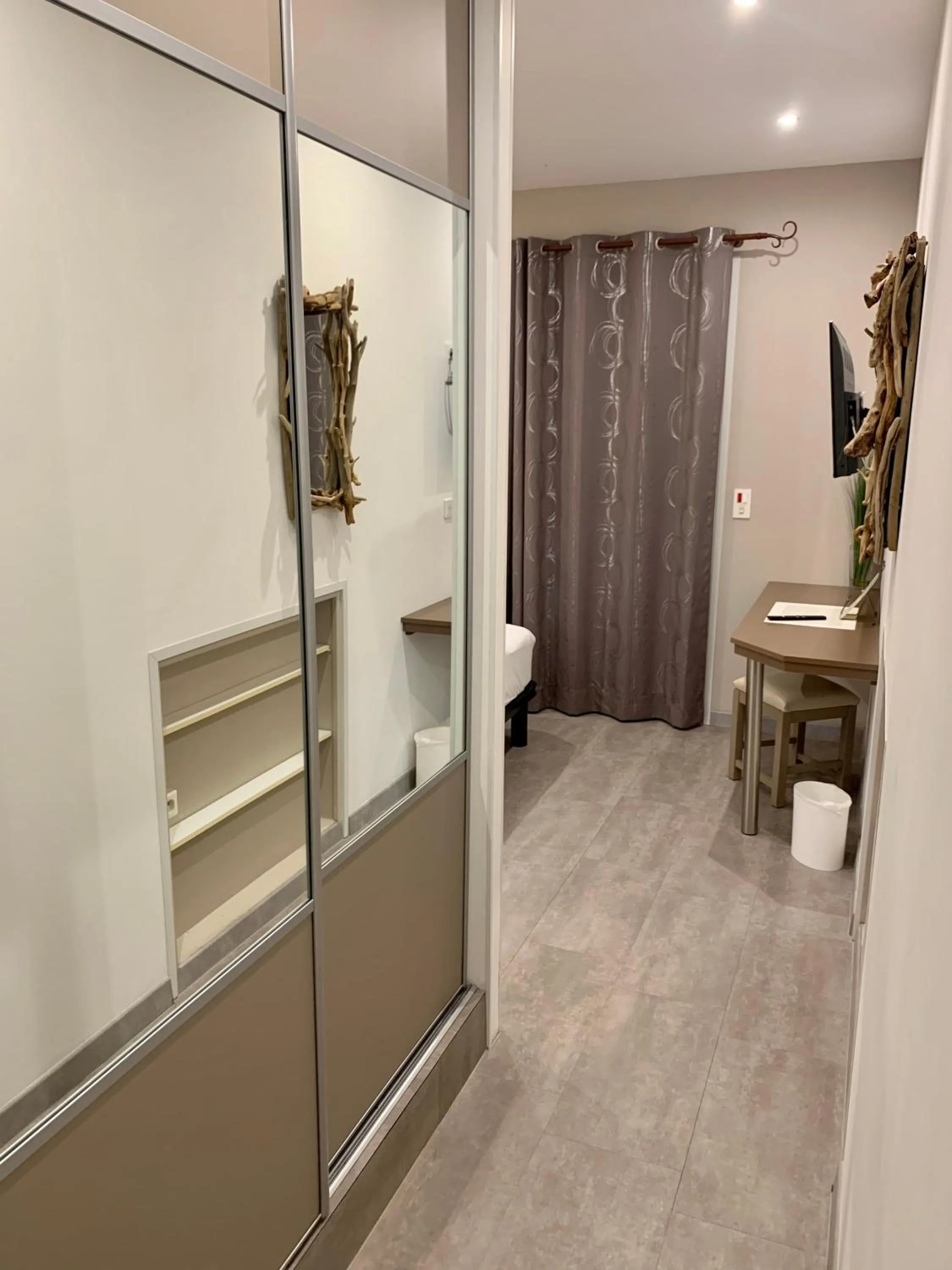 wardrobe in Hôtel Beau Soleil