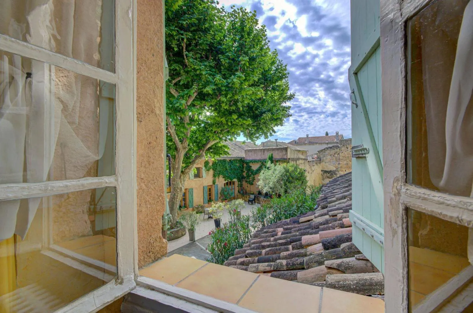 Inner courtyard view in Hôtel Saint Jean