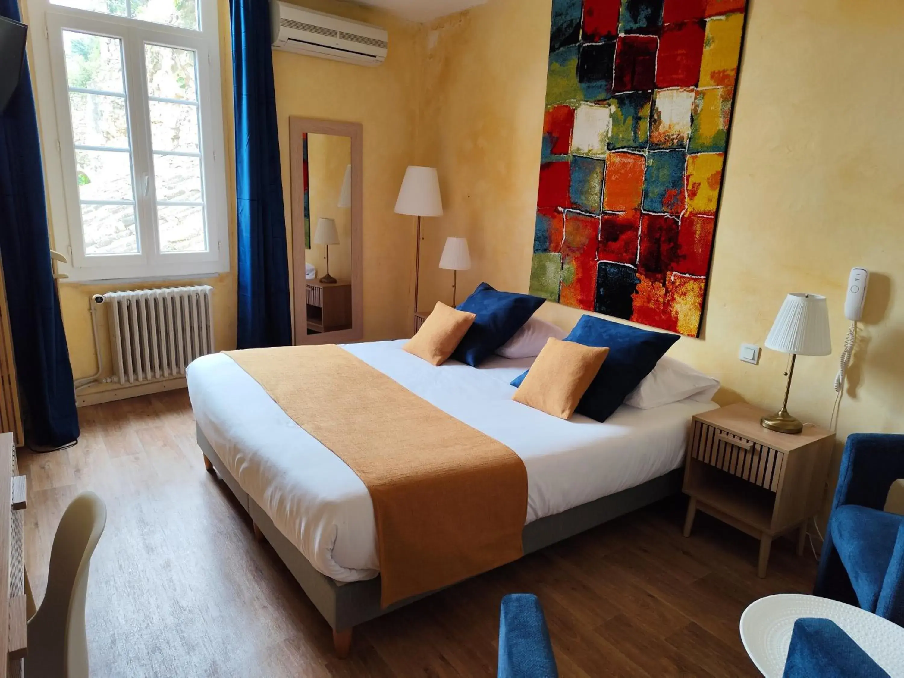 Superior Queen Room in Hôtel Saint Jean Superior Queen Room in Hôtel Saint Jean