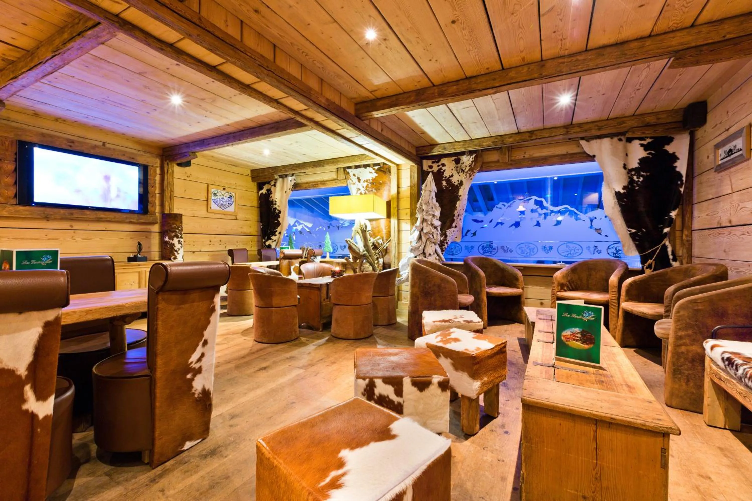 Lounge or bar in Les Gentianettes Hotel & Spa
