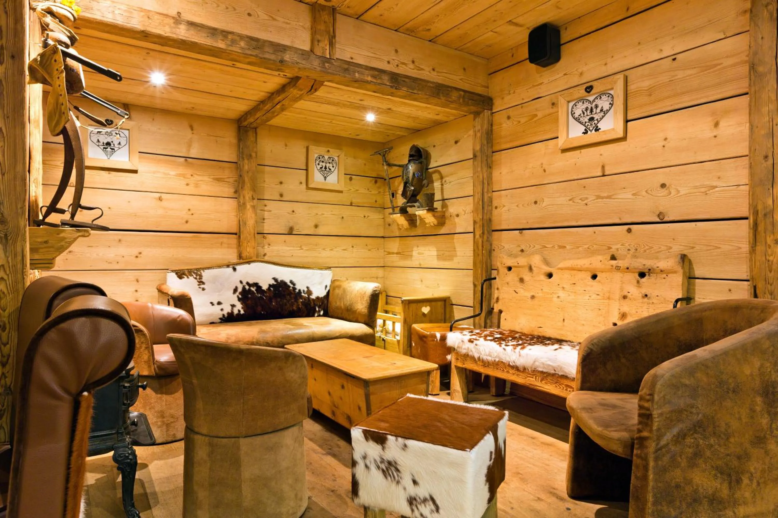 Lounge or bar in Les Gentianettes Hotel & Spa