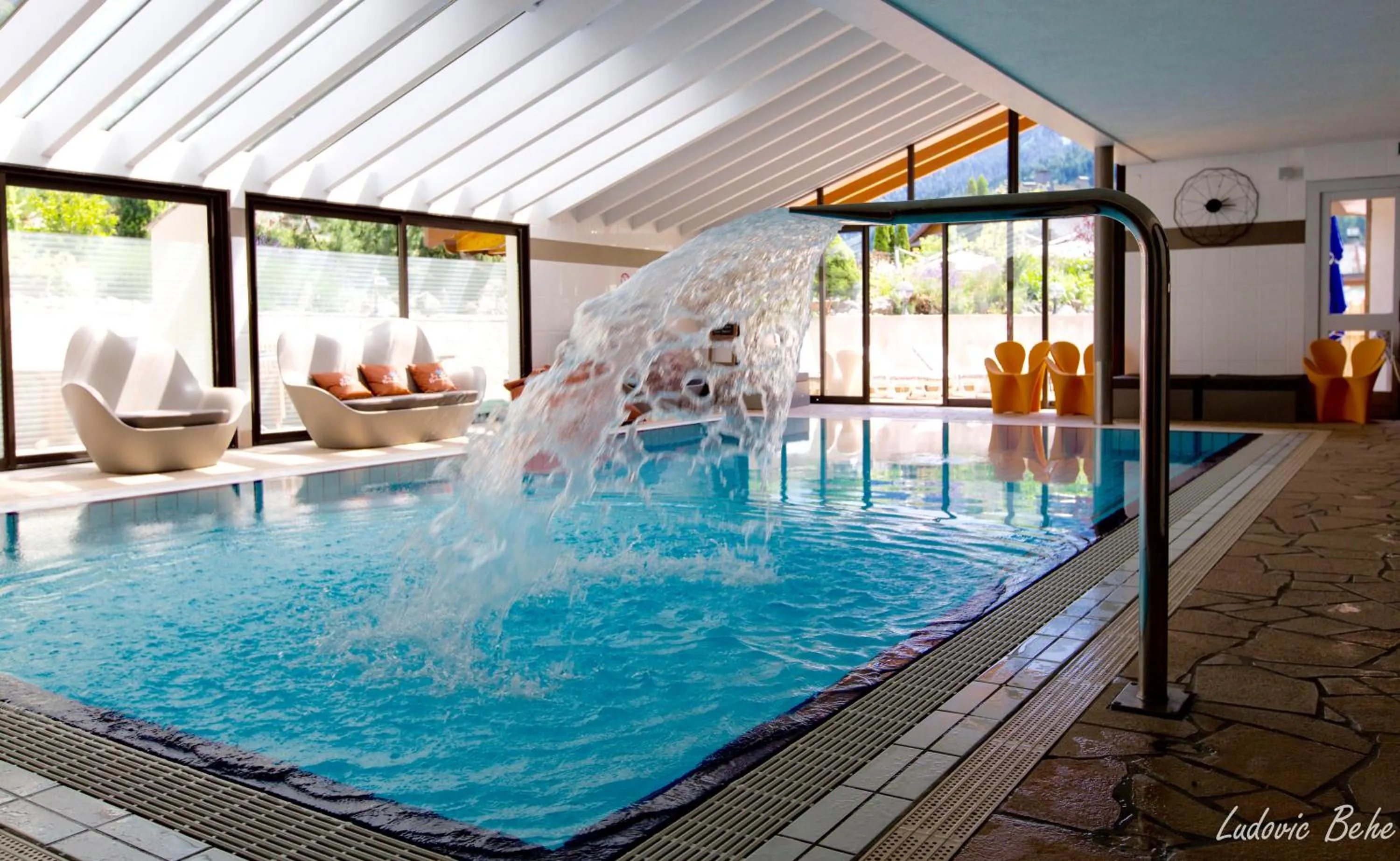 Swimming pool in Les Gentianettes Hotel & Spa