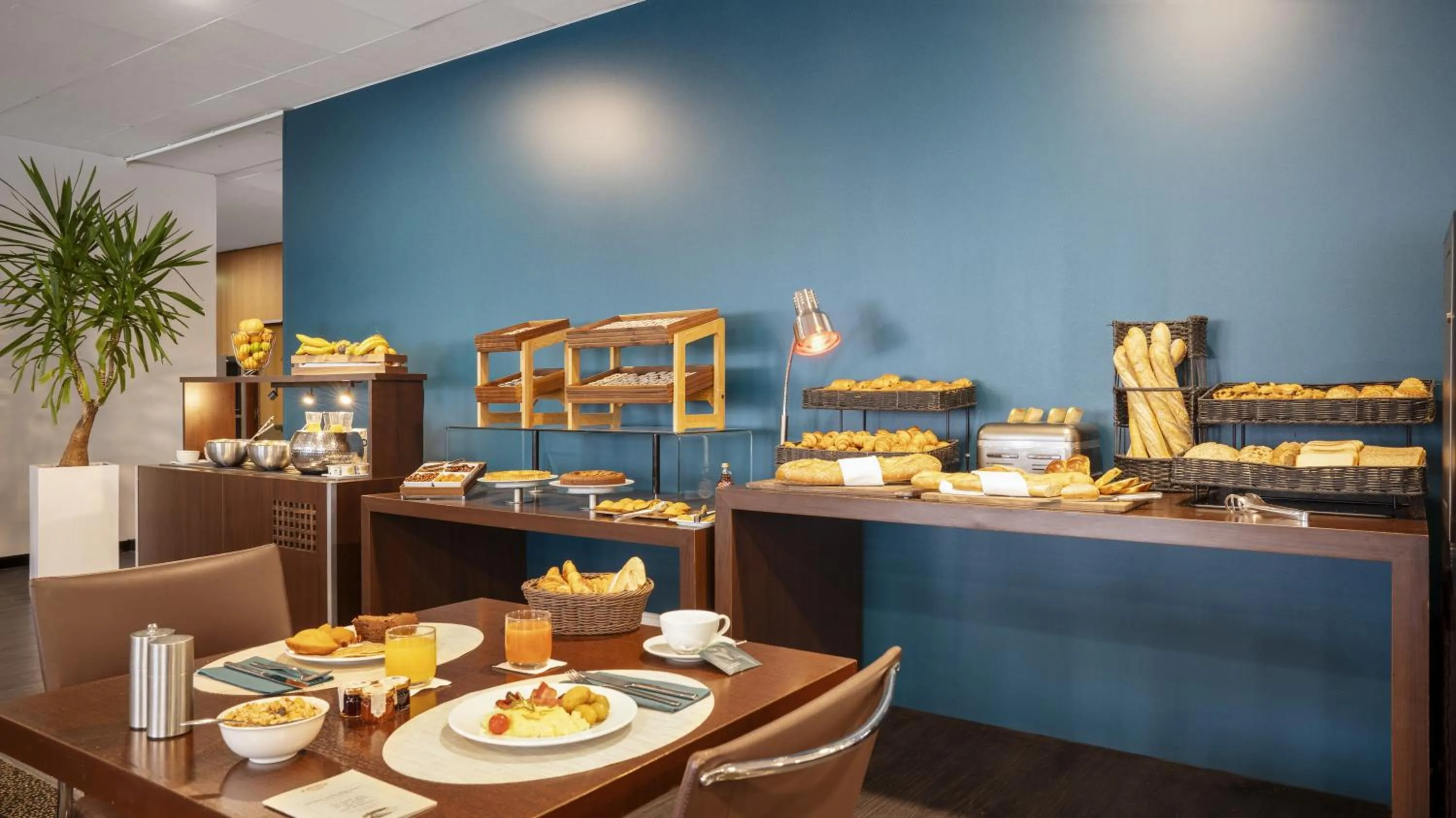 Restaurant/places to eat in Residhome Suites Paris Sénart